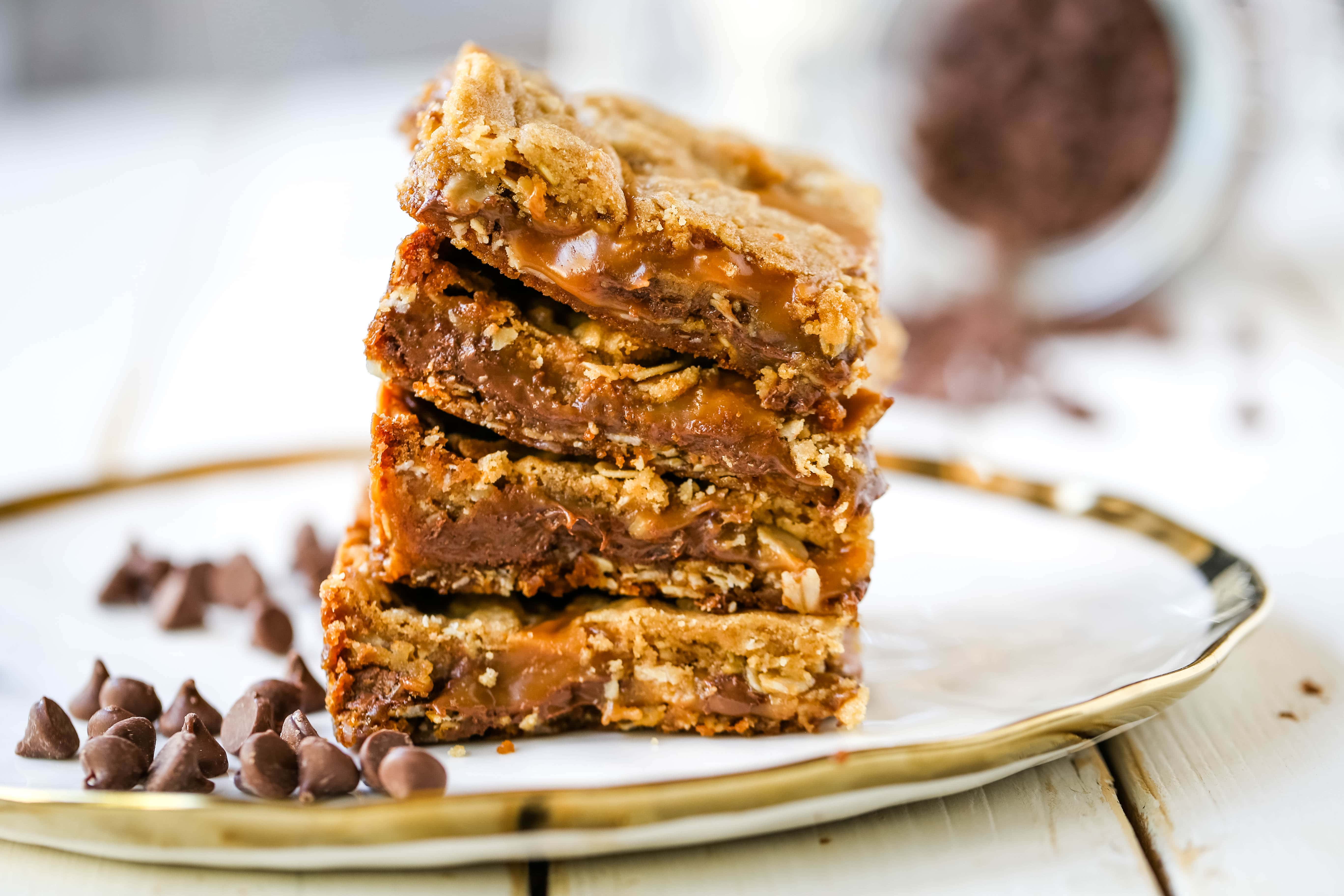 Caramelitas Chocolate Caramel Oatmeal Bars. Buttery oatmeal cookie layer with gooey sweet caramel and rich milk chocolate.  The perfect caramelita bar recipe! www.modernhoney.com #caramelitas #chocolatecaramelbars #dessertbars