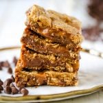 Caramelitas Chocolate Caramel Oatmeal Bars. Buttery oatmeal cookie layer with gooey sweet caramel and rich milk chocolate.  The perfect caramelita bar recipe! www.modernhoney.com #caramelitas #chocolatecaramelbars #dessertbars