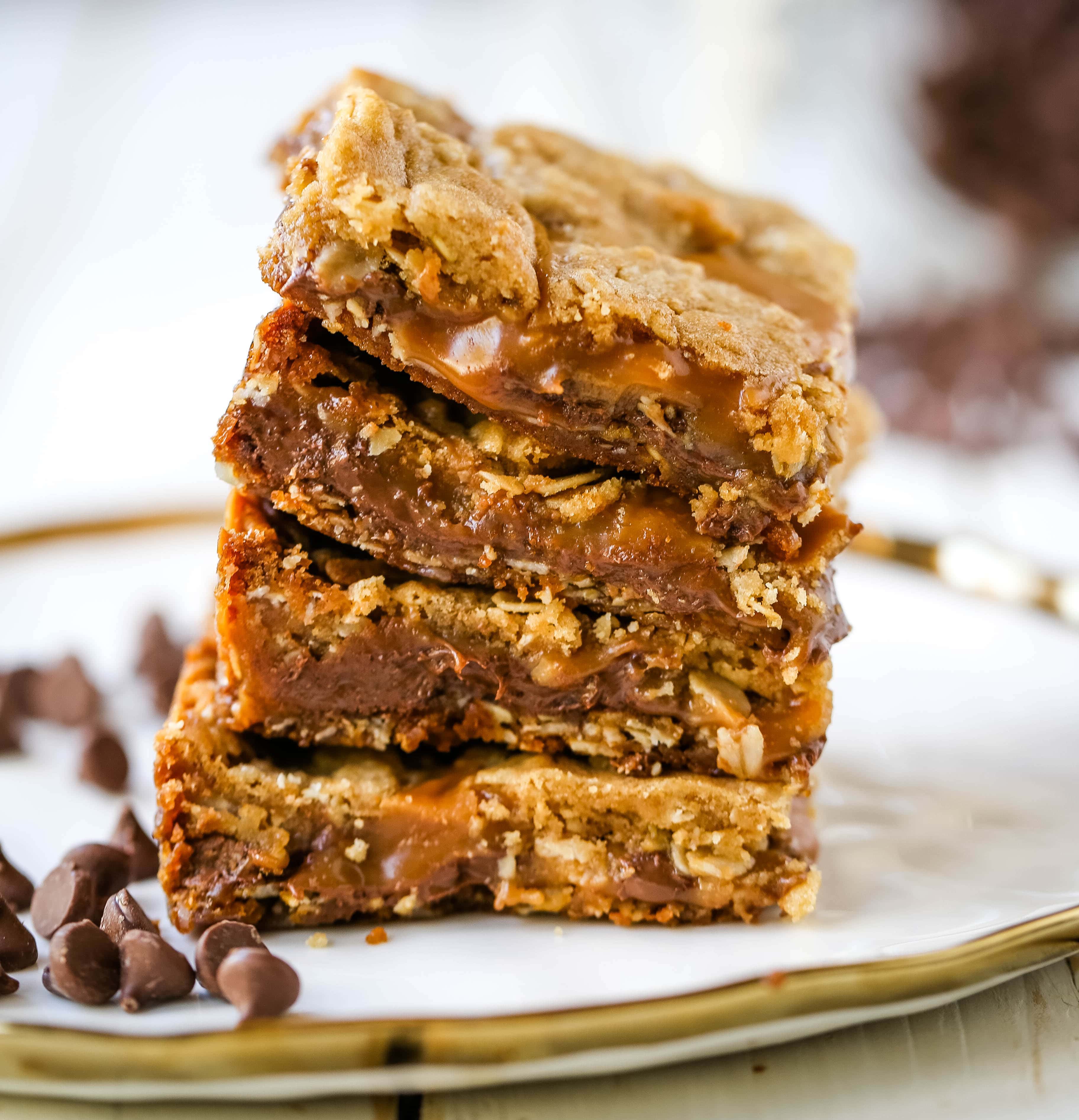 Caramelitas Chocolate Caramel Oatmeal Bars. Buttery oatmeal cookie layer with gooey sweet caramel and rich milk chocolate.  The perfect caramelita bar recipe! www.modernhoney.com #caramelitas #chocolatecaramelbars #dessertbars