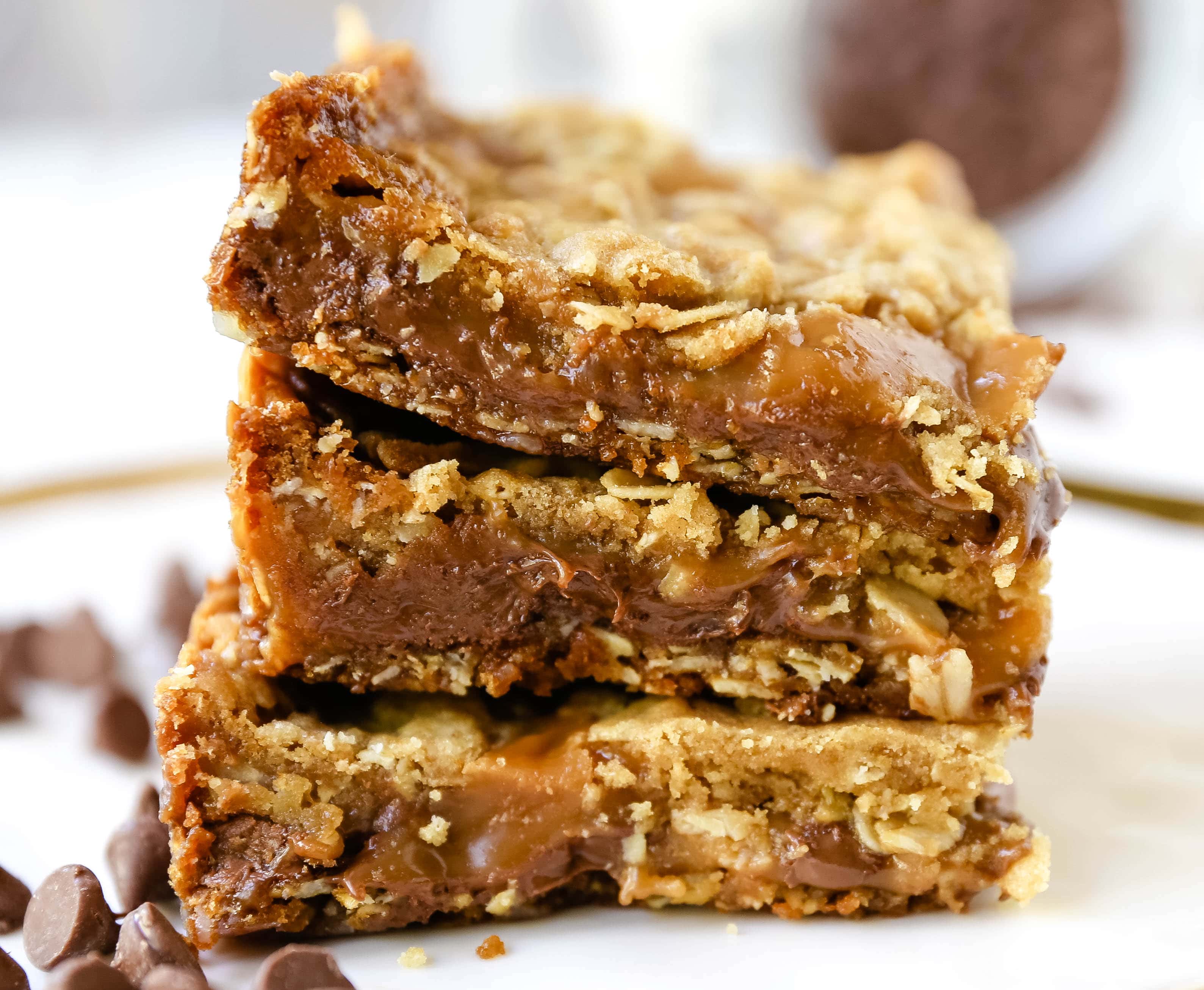 Caramelitas Chocolate Caramel Oatmeal Bars. Buttery oatmeal cookie layer with gooey sweet caramel and rich milk chocolate.  The perfect caramelita bar recipe! www.modernhoney.com #caramelitas #chocolatecaramelbars #dessertbars