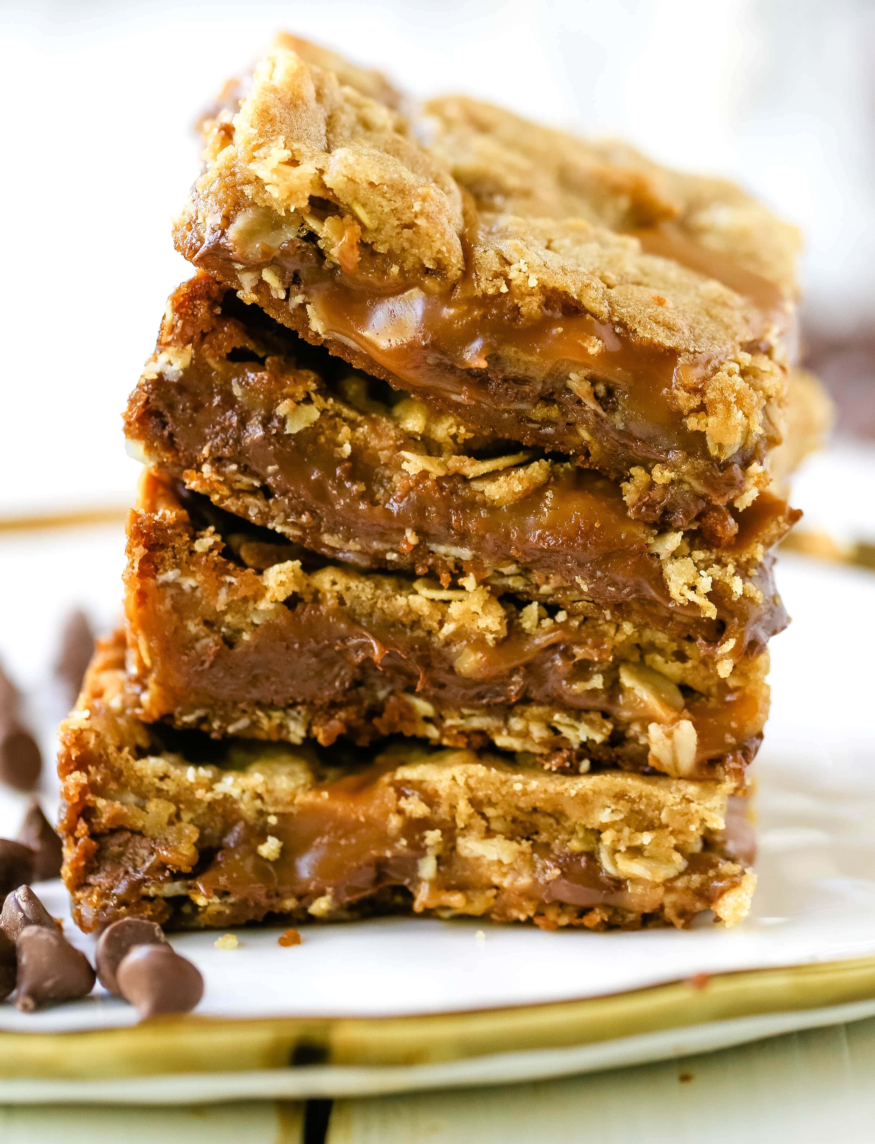 Caramelitas Chocolate Caramel Oatmeal Bars. Buttery oatmeal cookie layer with gooey sweet caramel and rich milk chocolate.  The perfect caramelita bar recipe! www.modernhoney.com #caramelitas #chocolatecaramelbars #dessertbars