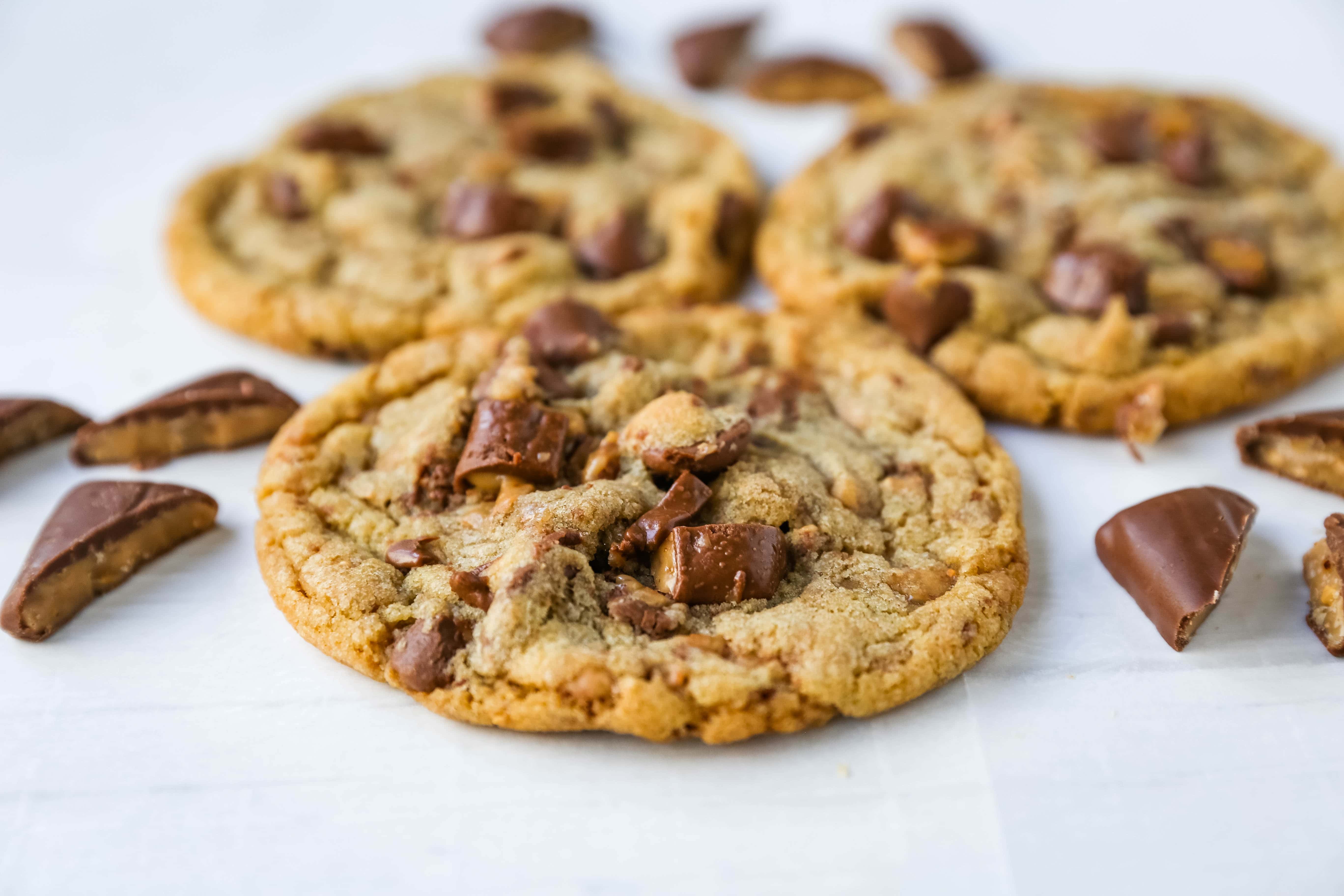 Milk Chocolate Toffee Cookies Buttery rich milk chocolate chip cookies with milk chocolate covered toffee pieces. You are going to fall in love with these browned butter milk chocolate chip toffee cookies! www.modernhoney.com #toffeecookies #milkchocolatetoffeecookies #saucepancookies 