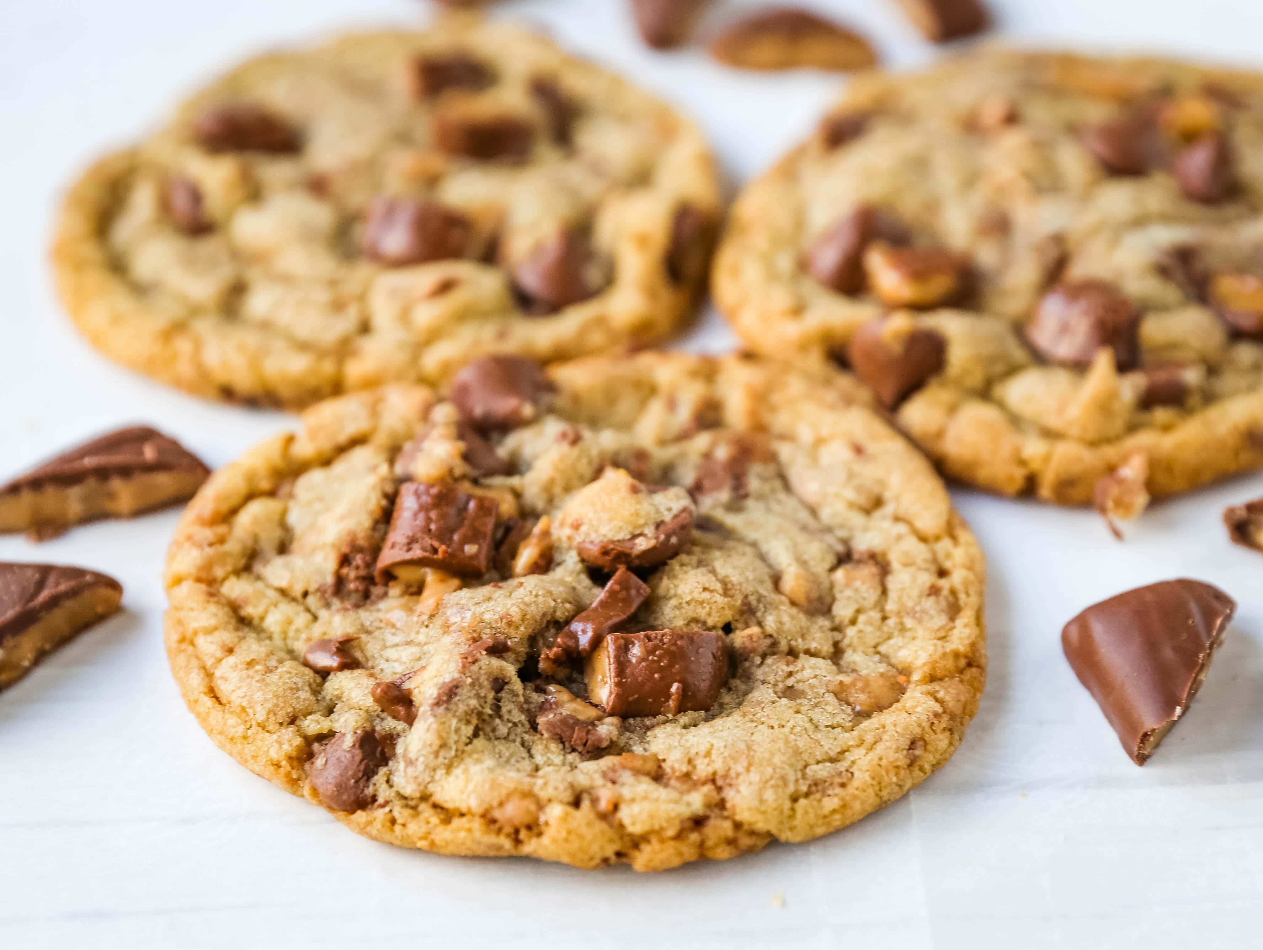 Milk Chocolate Toffee Cookies Buttery rich milk chocolate chip cookies with milk chocolate covered toffee pieces. You are going to fall in love with these browned butter milk chocolate chip toffee cookies! www.modernhoney.com #toffeecookies #milkchocolatetoffeecookies #saucepancookies 