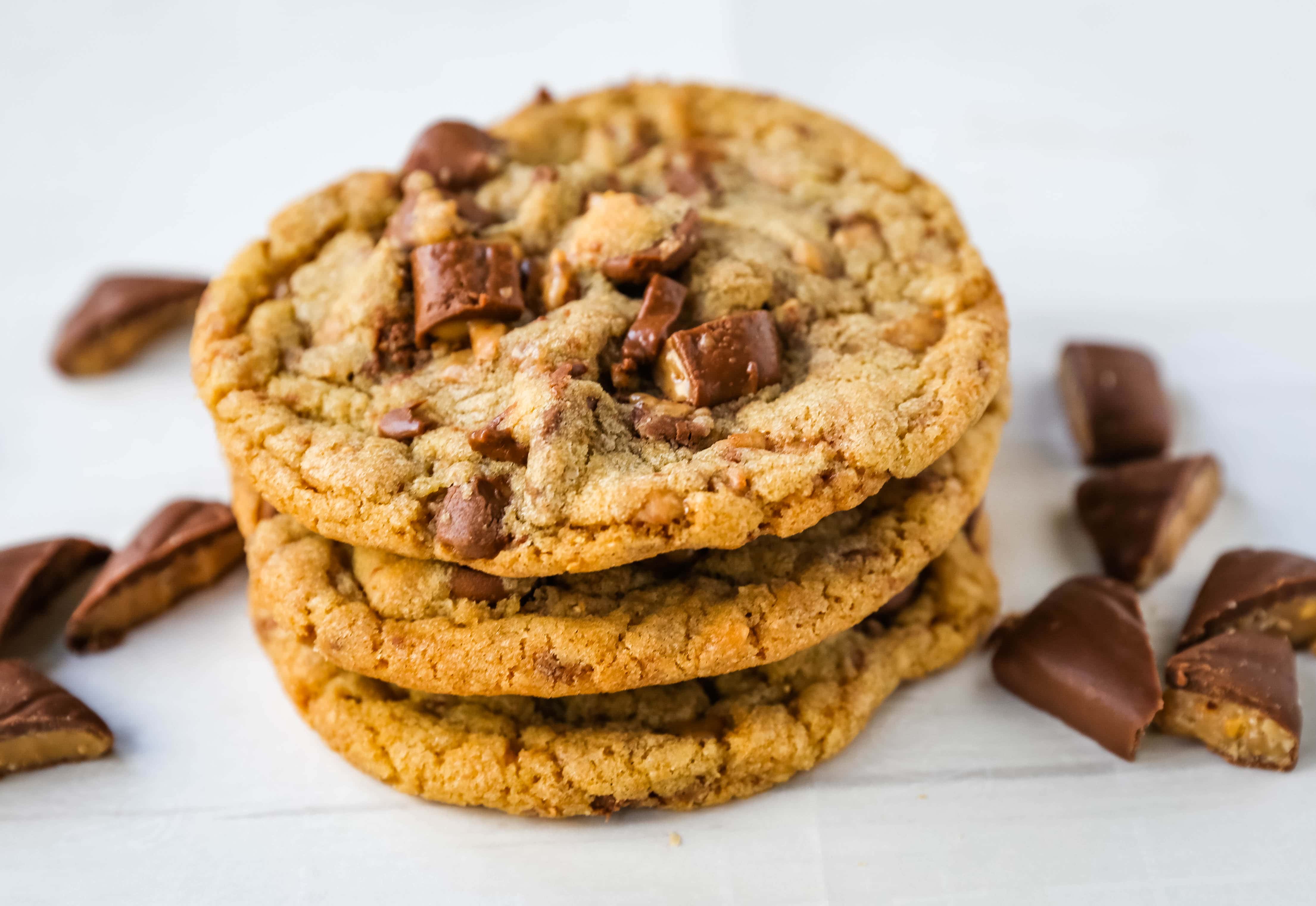 Milk Chocolate Toffee Cookies Buttery rich milk chocolate chip cookies with milk chocolate covered toffee pieces. You are going to fall in love with these browned butter milk chocolate chip toffee cookies! www.modernhoney.com #toffeecookies #milkchocolatetoffeecookies #saucepancookies 