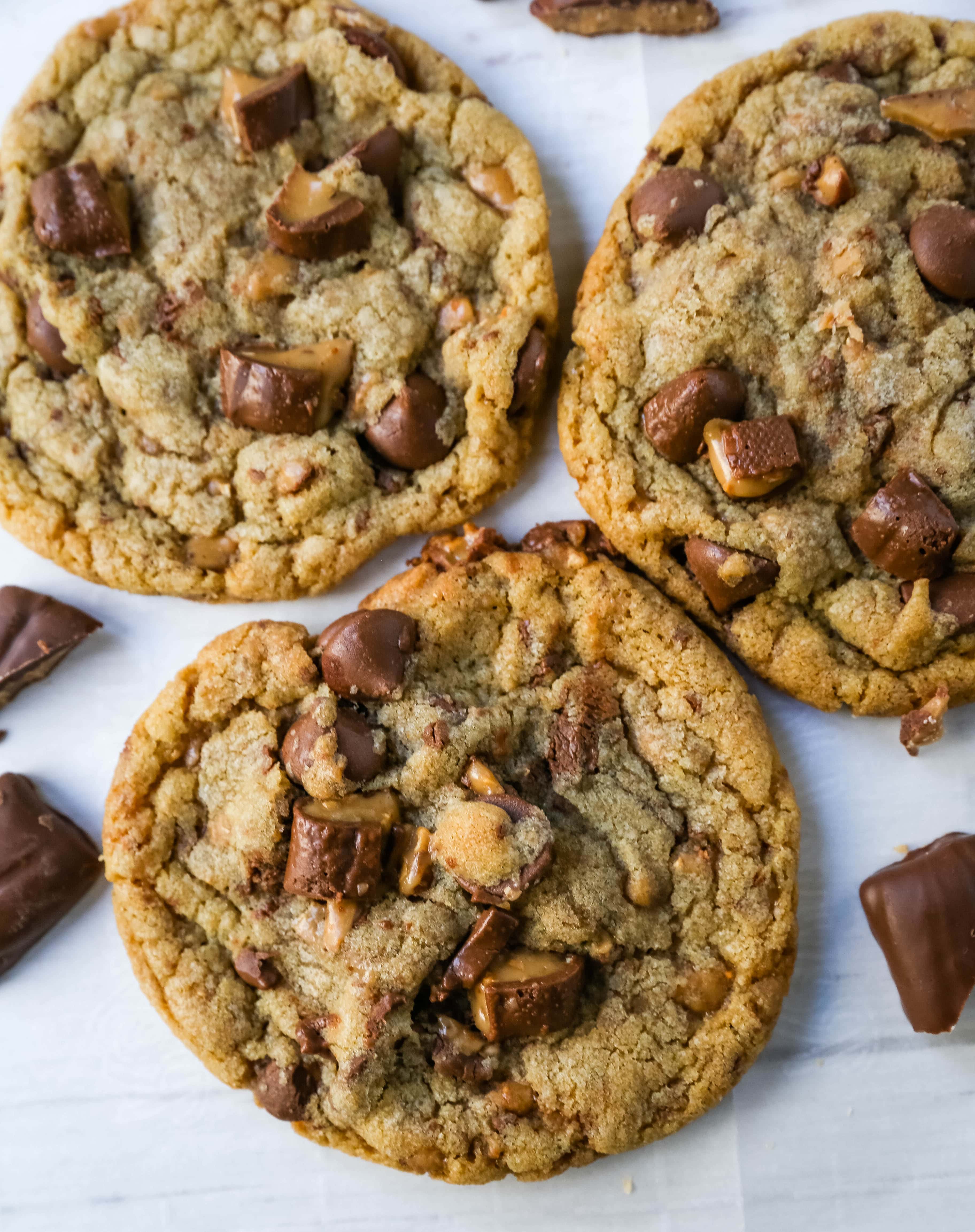 Milk Chocolate Toffee Cookies Buttery rich milk chocolate chip cookies with milk chocolate covered toffee pieces. You are going to fall in love with these browned butter milk chocolate chip toffee cookies! www.modernhoney.com #toffeecookies #milkchocolatetoffeecookies #saucepancookies 