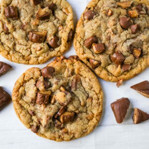 Milk Chocolate Toffee Cookies Buttery rich milk chocolate chip cookies with milk chocolate covered toffee pieces. You are going to fall in love with these browned butter milk chocolate chip toffee cookies! www.modernhoney.com #toffeecookies #milkchocolatetoffeecookies #saucepancookies