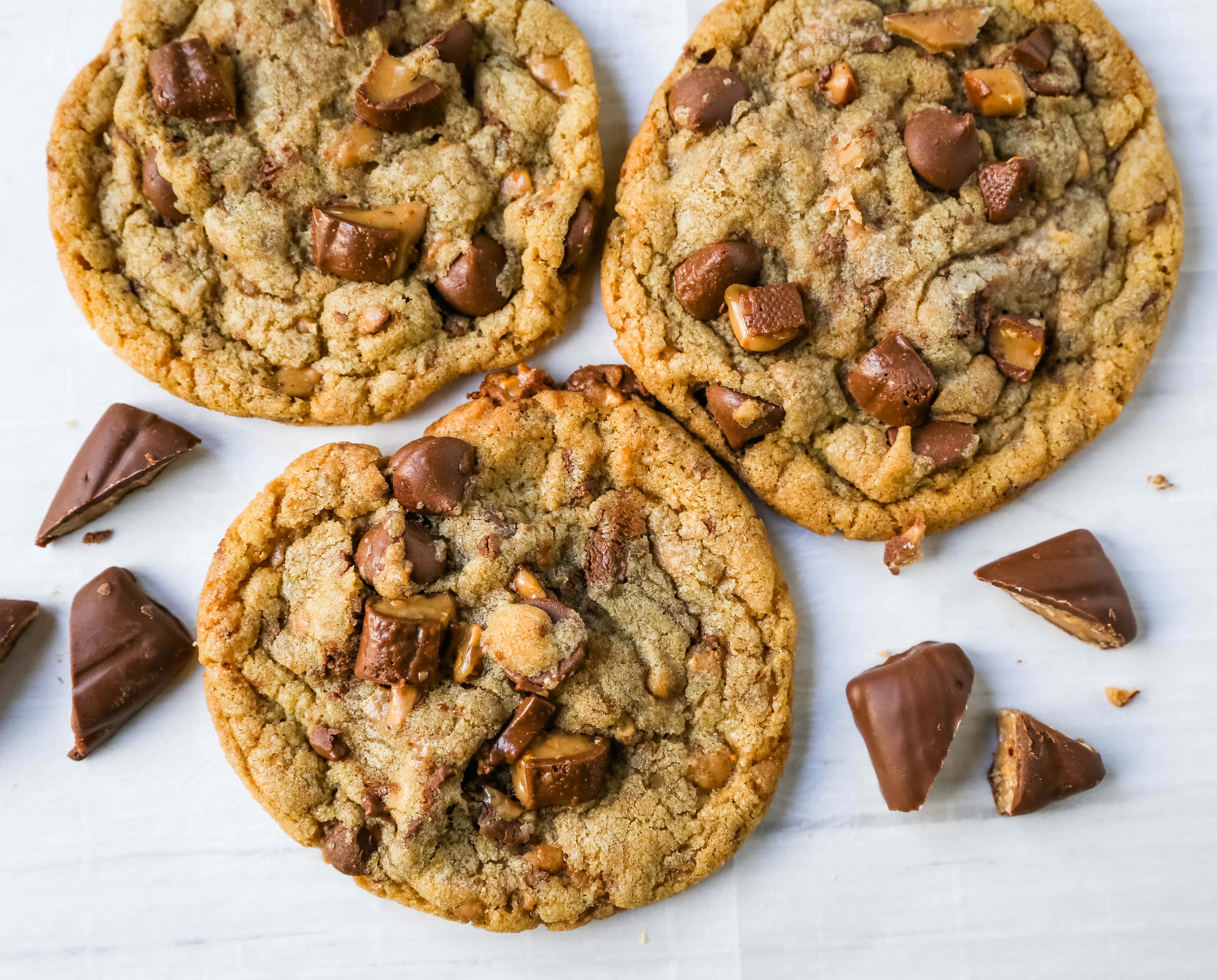 Milk Chocolate Toffee Cookies Buttery rich milk chocolate chip cookies with milk chocolate covered toffee pieces. You are going to fall in love with these browned butter milk chocolate chip toffee cookies! www.modernhoney.com #toffeecookies #milkchocolatetoffeecookies #saucepancookies 