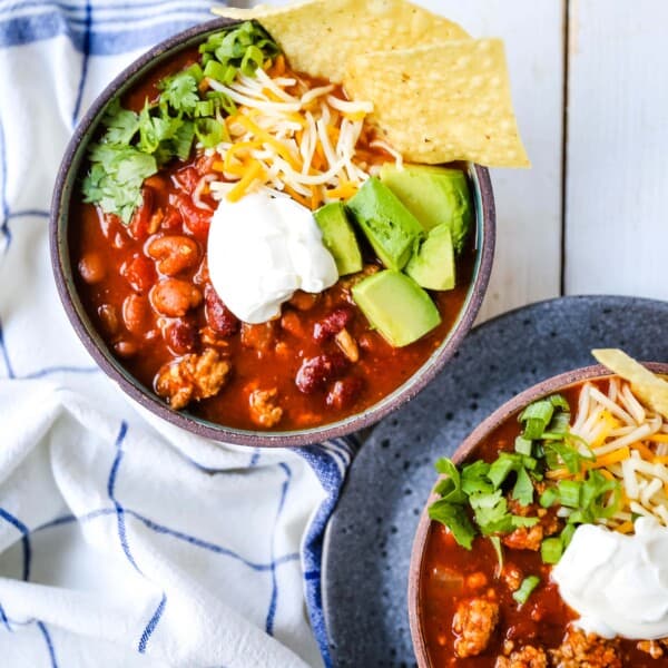 The Best Turkey Chili Recipe Lean Ground Turkey, Seasoned Chili Beans, Tomato sauce, Spices and a few secret ingredients make this the best turkey chili recipe ever! www.modernhoney.com #turkeychili #chilirecipe #fall #fallrecipes