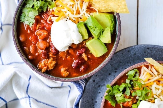 The Best Turkey Chili Recipe Lean Ground Turkey, Seasoned Chili Beans, Tomato sauce, Spices and a few secret ingredients make this the best turkey chili recipe ever! www.modernhoney.com #turkeychili #chilirecipe #fall #fallrecipes