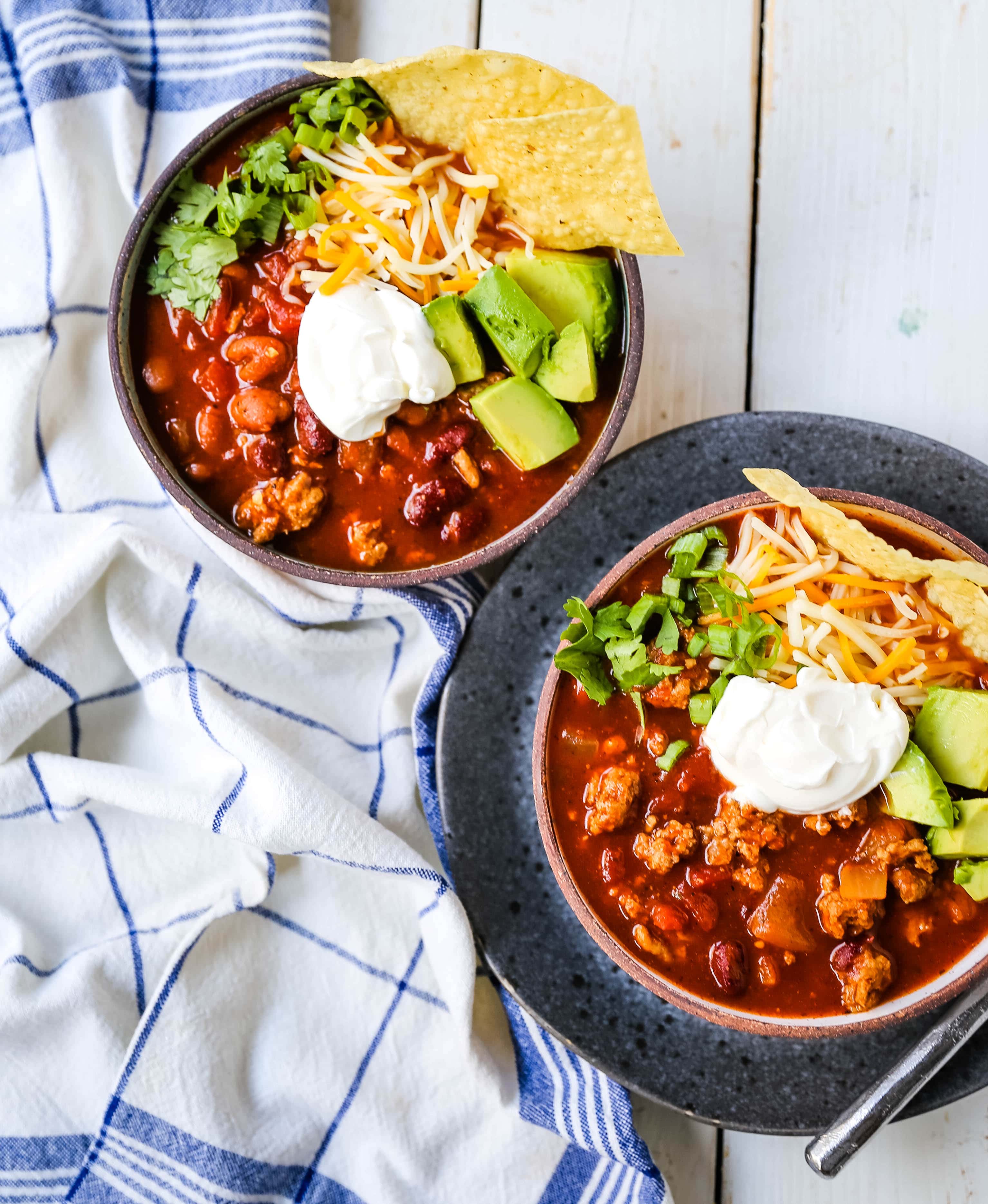 The Best Turkey Chili Recipe Lean Ground Turkey, Seasoned Chili Beans, Tomato sauce, Spices and a few secret ingredients make this the best turkey chili recipe ever! www.modernhoney.com #turkeychili #chilirecipe #fall #fallrecipes 