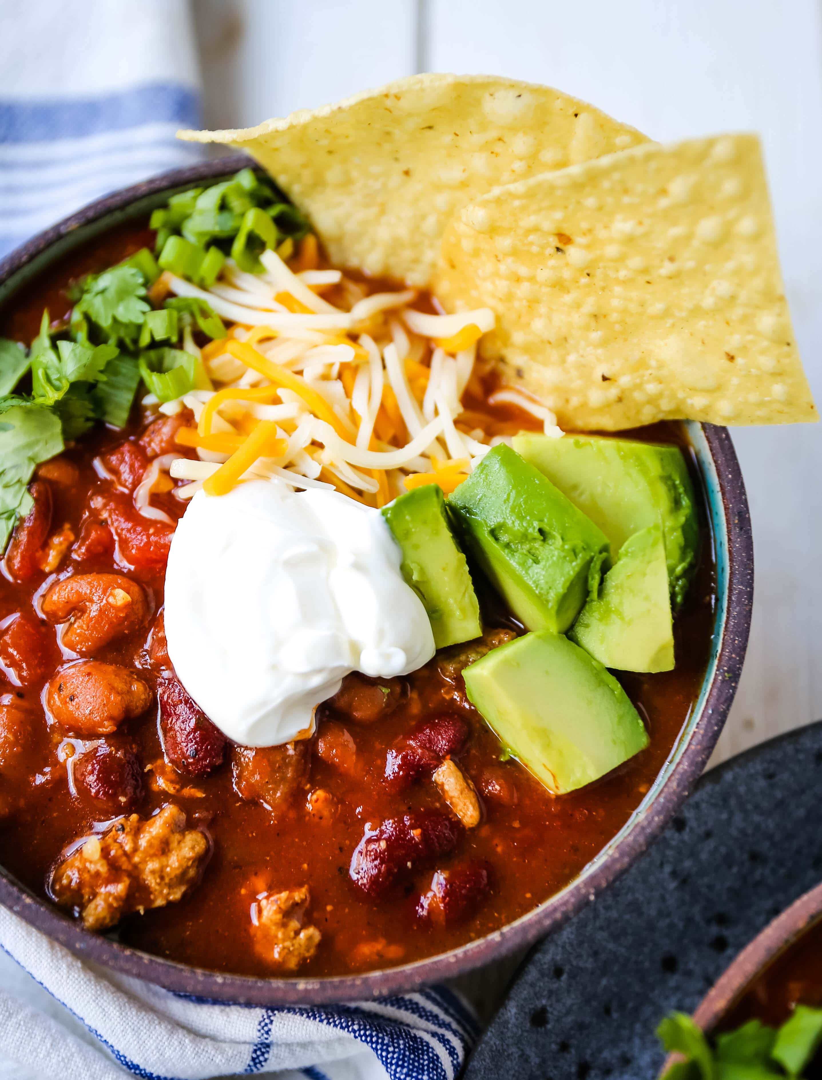 The Best Turkey Chili Recipe Lean Ground Turkey, Seasoned Chili Beans, Tomato sauce, Spices and a few secret ingredients make this the best turkey chili recipe ever! www.modernhoney.com #turkeychili #chilirecipe #fall #fallrecipes 