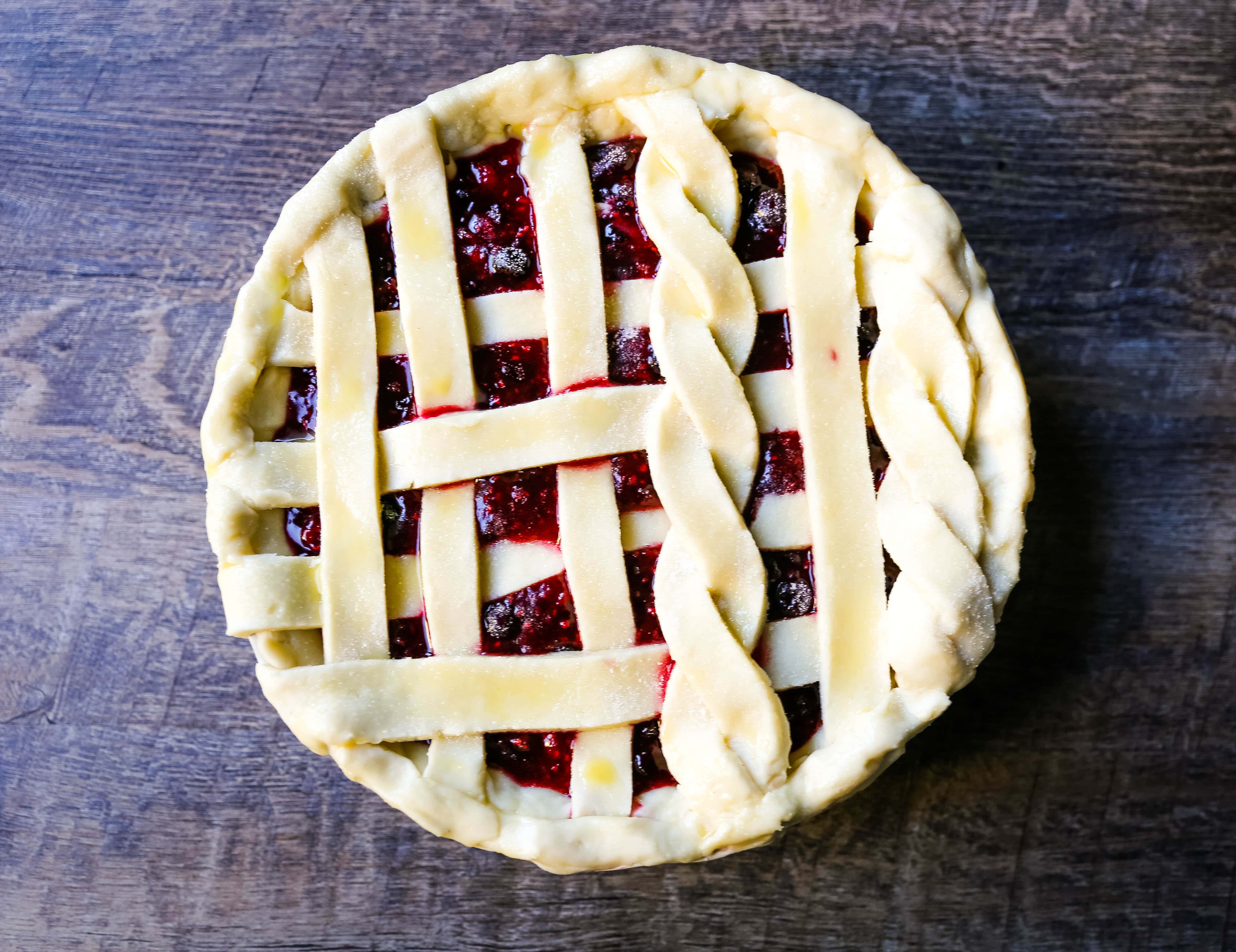 Triple tarte aux baies. La meilleure recette de tarte aux baies faite maison avec une croûte de tarte beurrée. Complétez-la avec de la glace à la gousse de vanille et vous avez le parfait dessert aux baies ! La meilleure recette de tarte aux baies. www.modernhoney.com #berrypie #pie #berries #tripleberrypie #thanksgiving