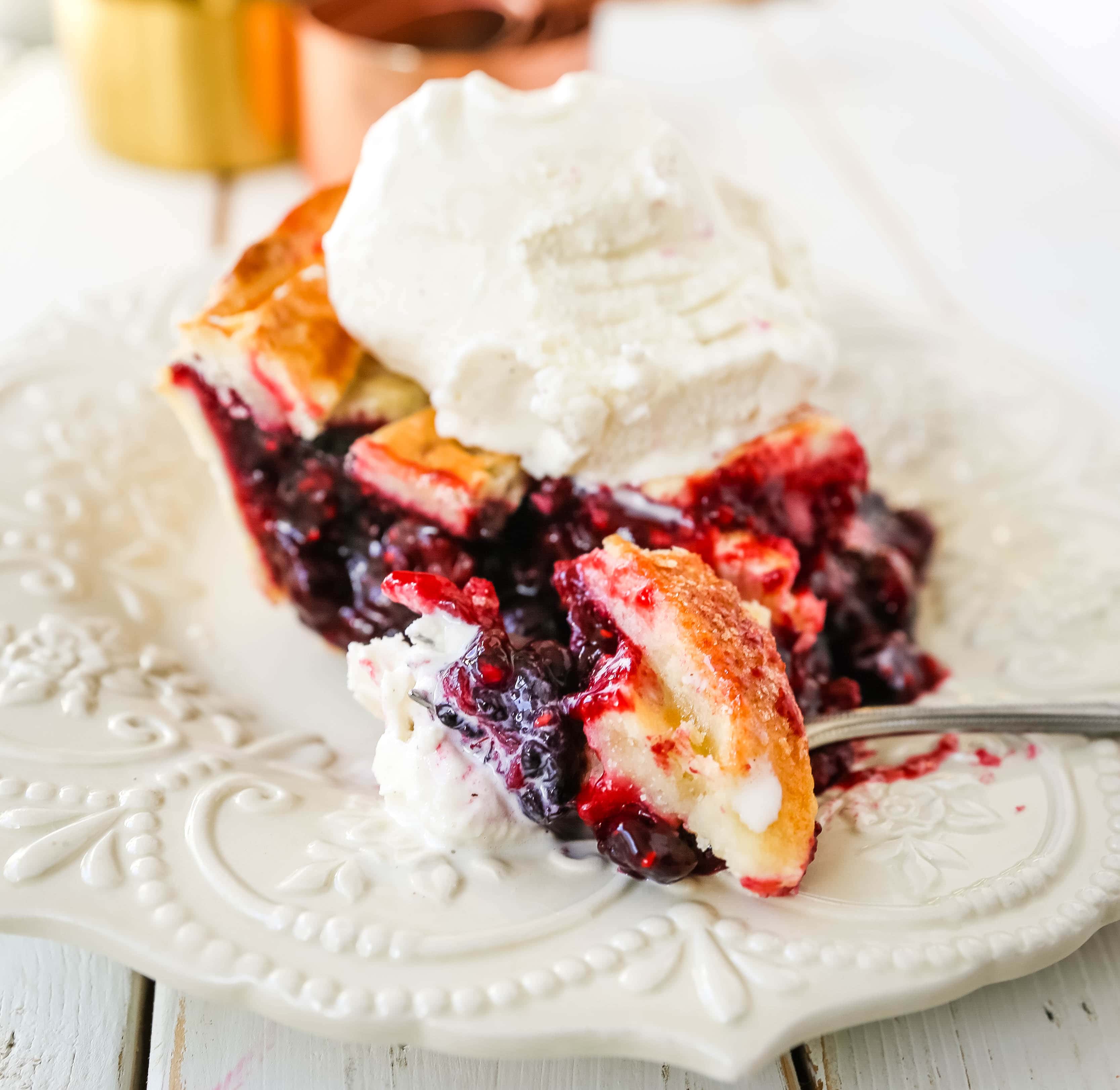 Drievoudige bessentaart. Het beste zelfgemaakte bessentaart recept met een boterachtige taartkorst. Top het met vanille bonen ijs en je hebt de perfecte bessen dessert! Het beste bessentaart recept. www.modernhoney.com #berrypie #pie #berries #tripleberrypie #thanksgiving