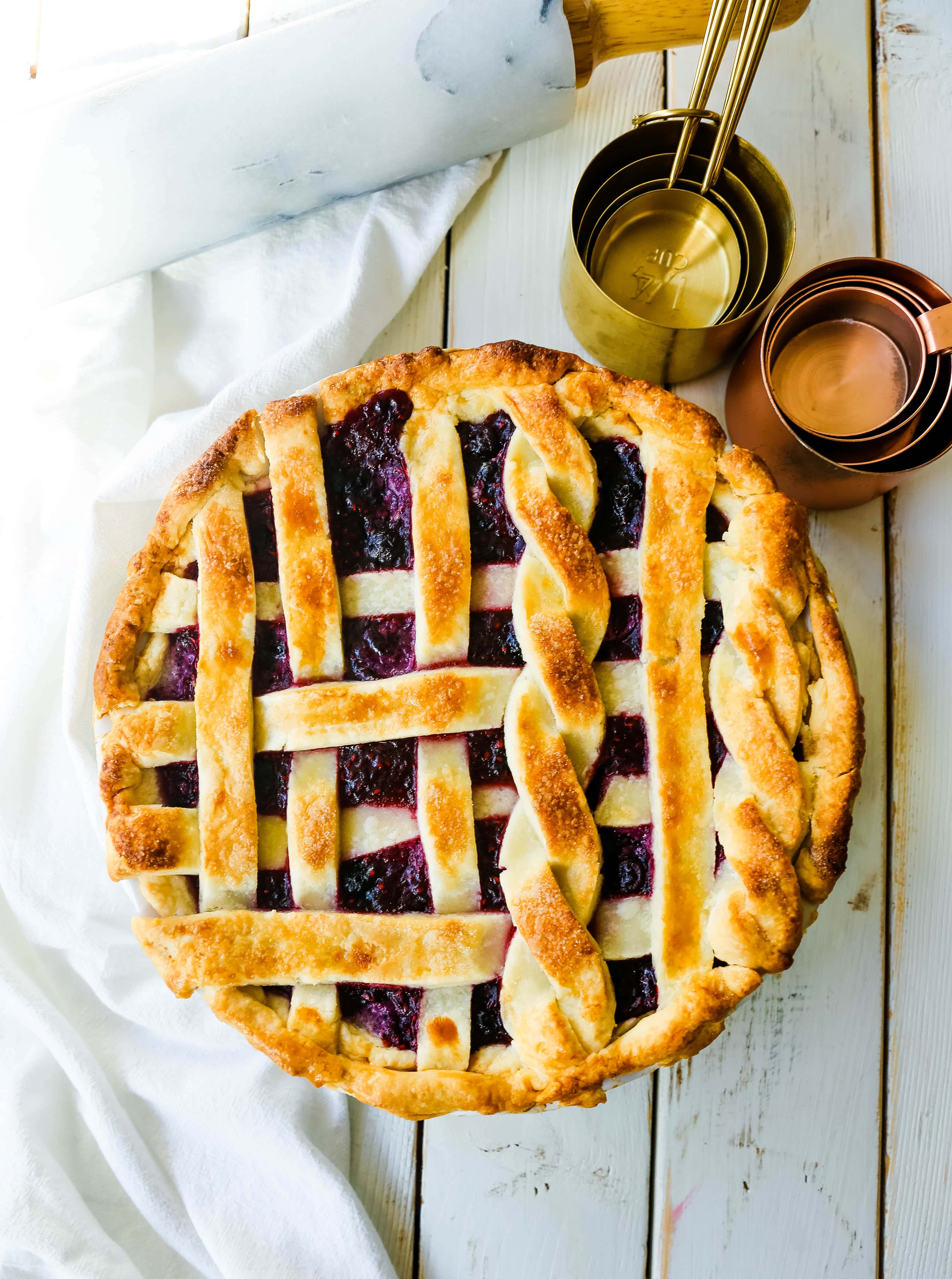 Driple Berry Pie. Het beste zelfgemaakte bessentaart recept met een boterachtige taartkorst. Top het met vanille bonen ijs en je hebt de perfecte bessen dessert! Het beste bessentaart recept. www.modernhoney.com #berrypie #pie #berries #tripleberrypie #thanksgiving
