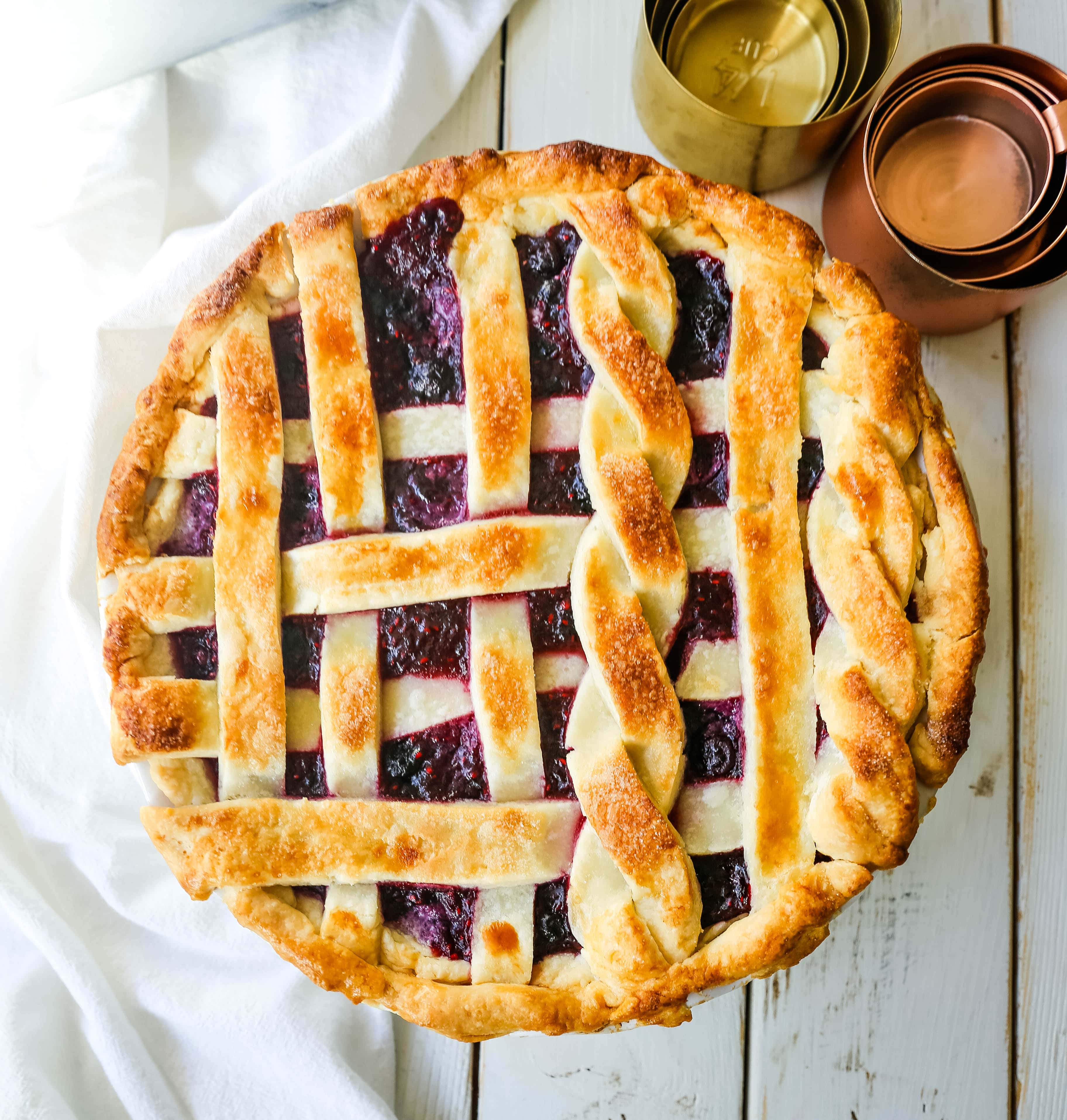 Dreifach-Beerenkuchen. Das beste hausgemachte Beerenkuchenrezept mit einer buttrigen Kuchenkruste. Toppen Sie es mit Vanilleeis und Sie haben das perfekte Beeren-Dessert! Das beste Beerenkuchen-Rezept. www.modernhoney.com #berrypie #pie #berries #tripleberrypie #thanksgiving
