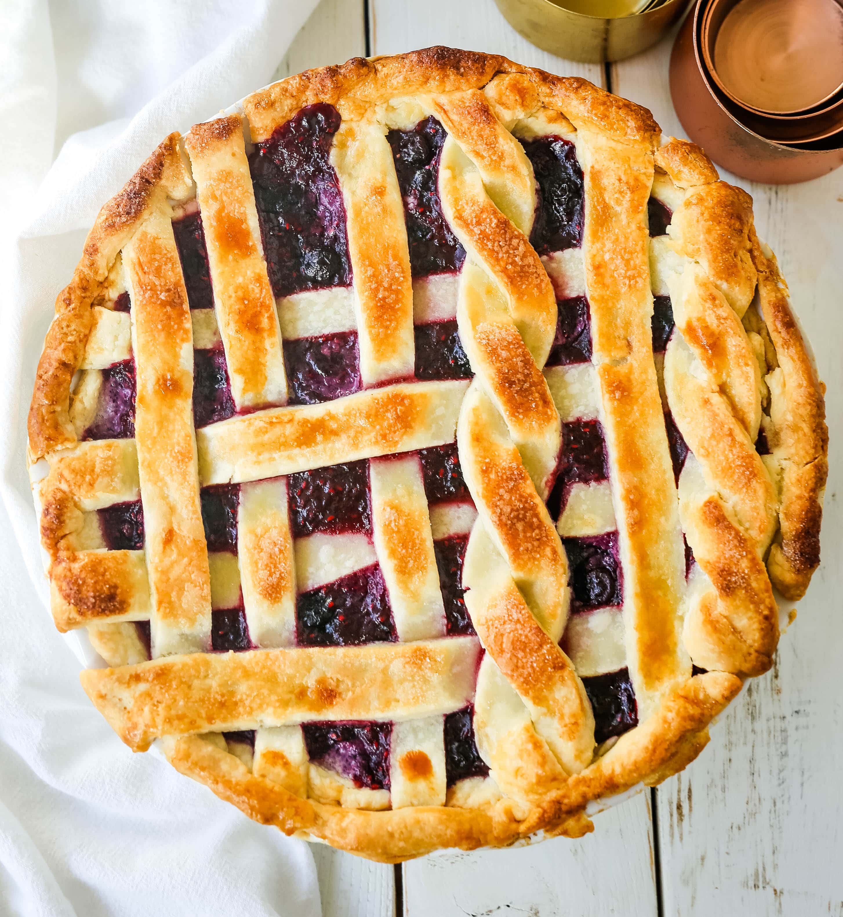 Triple Berry Pie. Het beste zelfgemaakte bessentaart recept met een boterachtige taartkorst. Top het met vanille bonen ijs en je hebt de perfecte bessen dessert! Het beste bessentaart recept. www.modernhoney.com #berrypie #pie #berries #tripleberrypie #thanksgiving