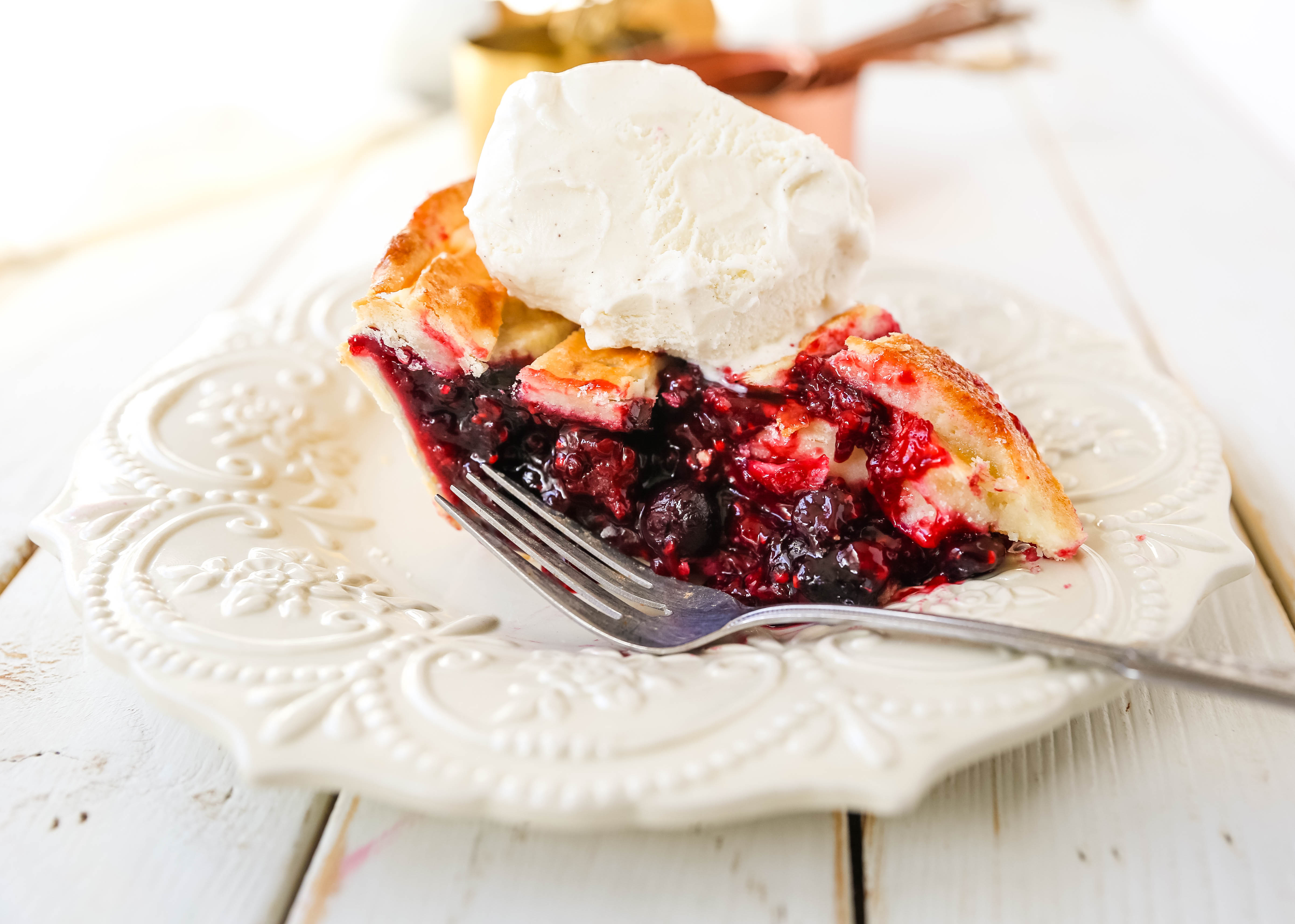 トリプルベリーパイ。 バター風味のパイ生地を使った最高の自家製ベリーパイのレシピです。 バニラビーンズのアイスクリームをのせれば、完璧なベリーデザートの完成です。 The best berry pie recipe. www.modernhoney.com #berrypie #pie #berries #tripleberrypie #thanksgiving