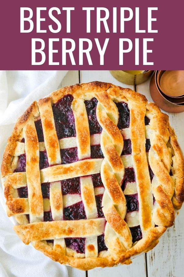Triple Berry Pie. Het beste zelfgemaakte bessentaart recept met een boterachtige taartkorst. Top het met vanille bonen ijs en je hebt de perfecte bessen dessert! Het beste bessentaart recept. www.modernhoney.com #berrypie #pie #berries #tripleberrypie #thanksgiving
