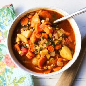 Detox Vegetable Soup. A healthy soup filled with vegetables, herbs, in a warm broth. How to make the best vegetable soup! www.modernhoney.com #vegetablesoup #veggiesoup #soups #soup #healthy