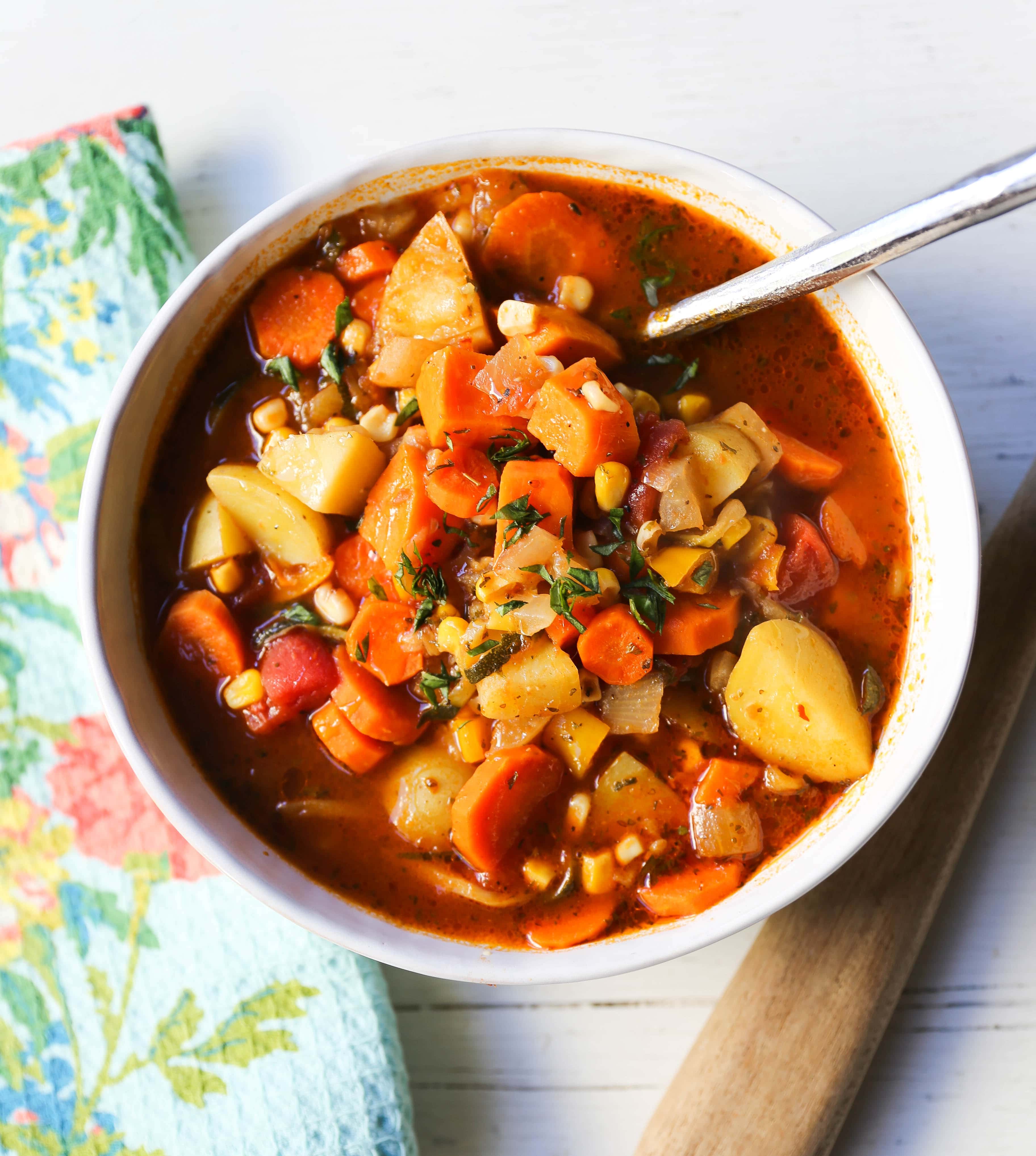 Detox Vegetable Soup. A healthy soup filled with vegetables, herbs, in a warm broth. How to make the best vegetable soup! www.modernhoney.com #vegetablesoup #veggiesoup #soups #soup #healthy