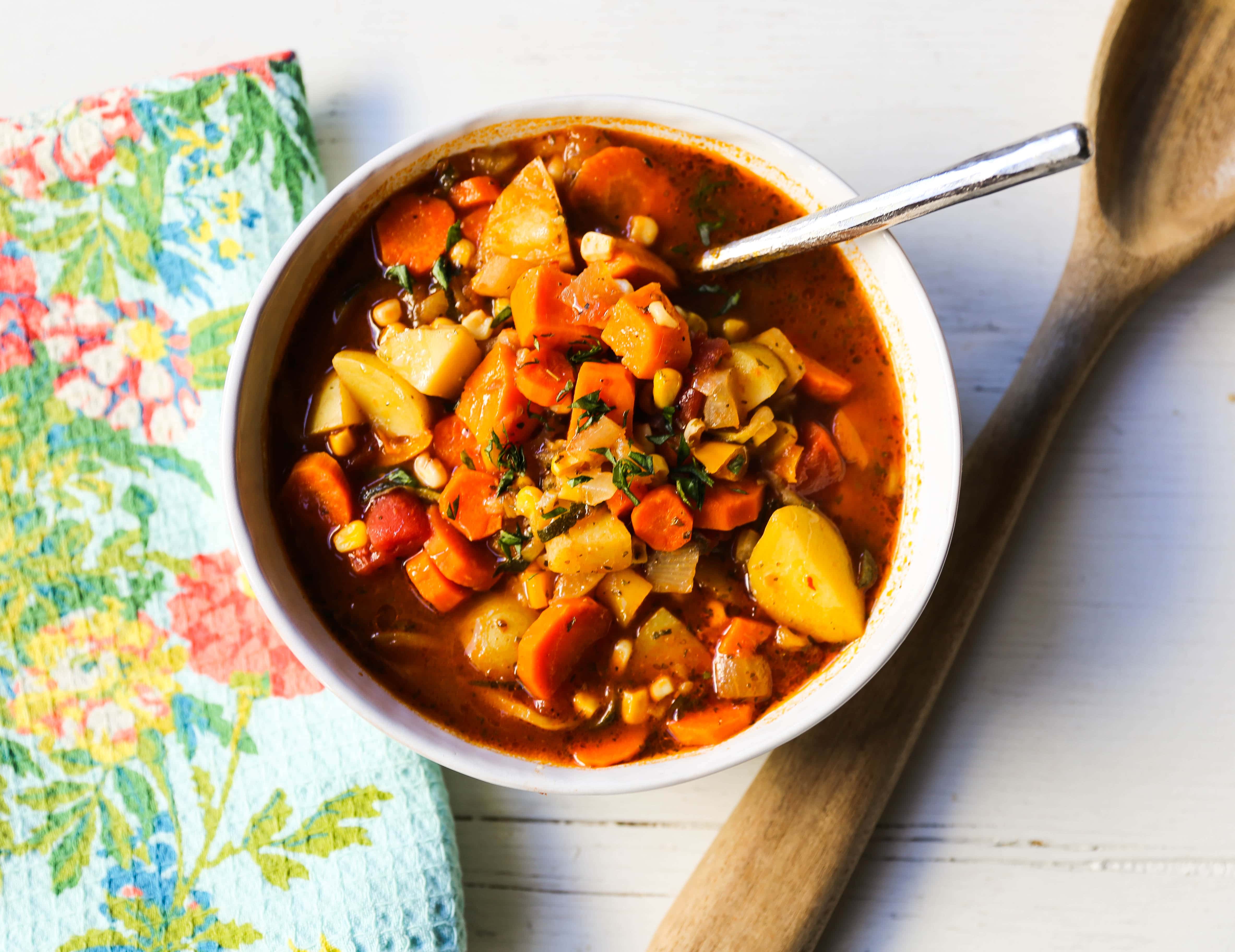 Detox Vegetable Soup. A healthy soup filled with vegetables, herbs, in a warm broth. How to make the best vegetable soup! www.modernhoney.com #vegetablesoup #veggiesoup #soups #soup #healthy