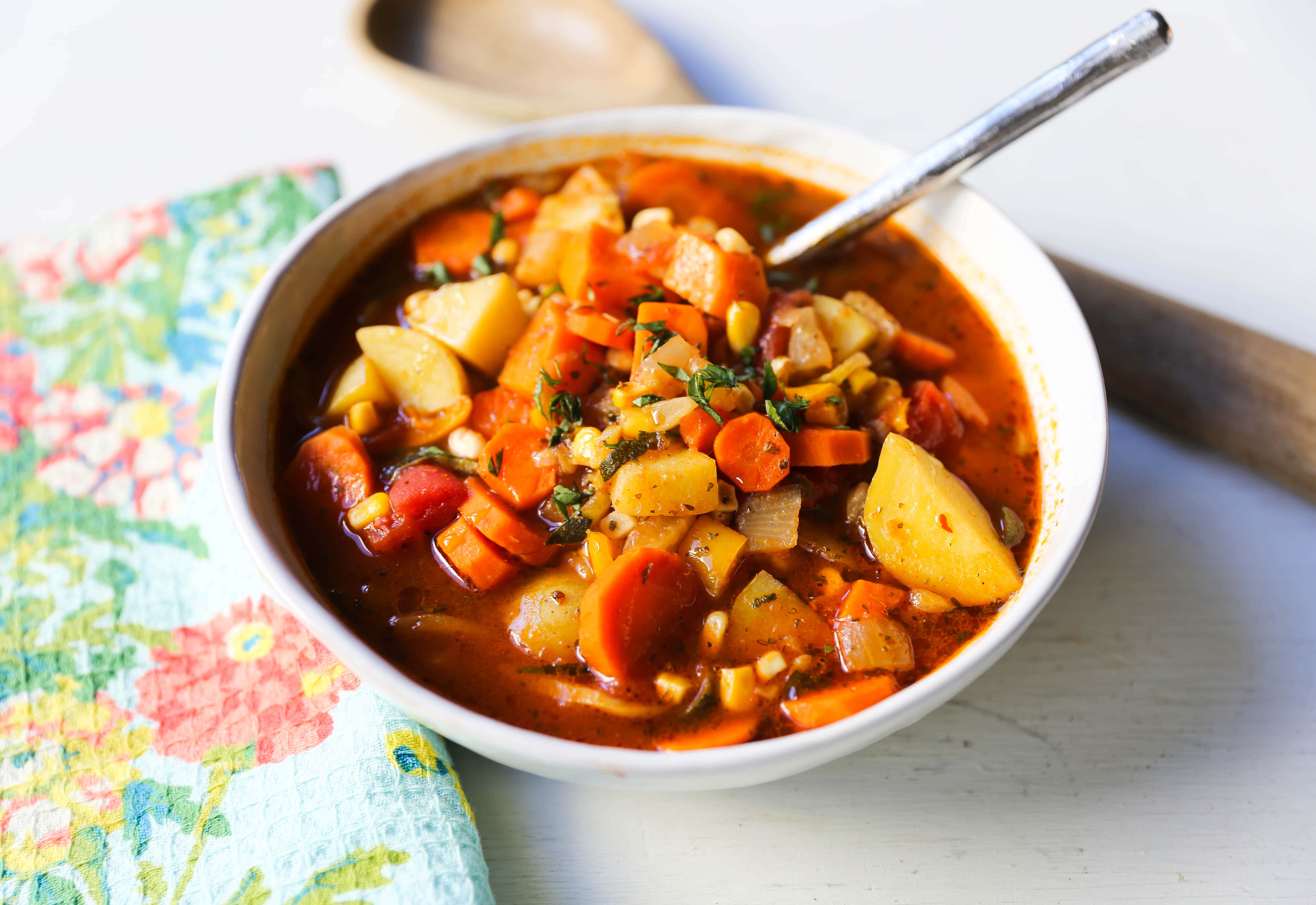 Detox Vegetable Soup. A healthy soup filled with vegetables, herbs, in a warm broth. How to make the best vegetable soup! www.modernhoney.com #vegetablesoup #veggiesoup #soups #soup #healthy