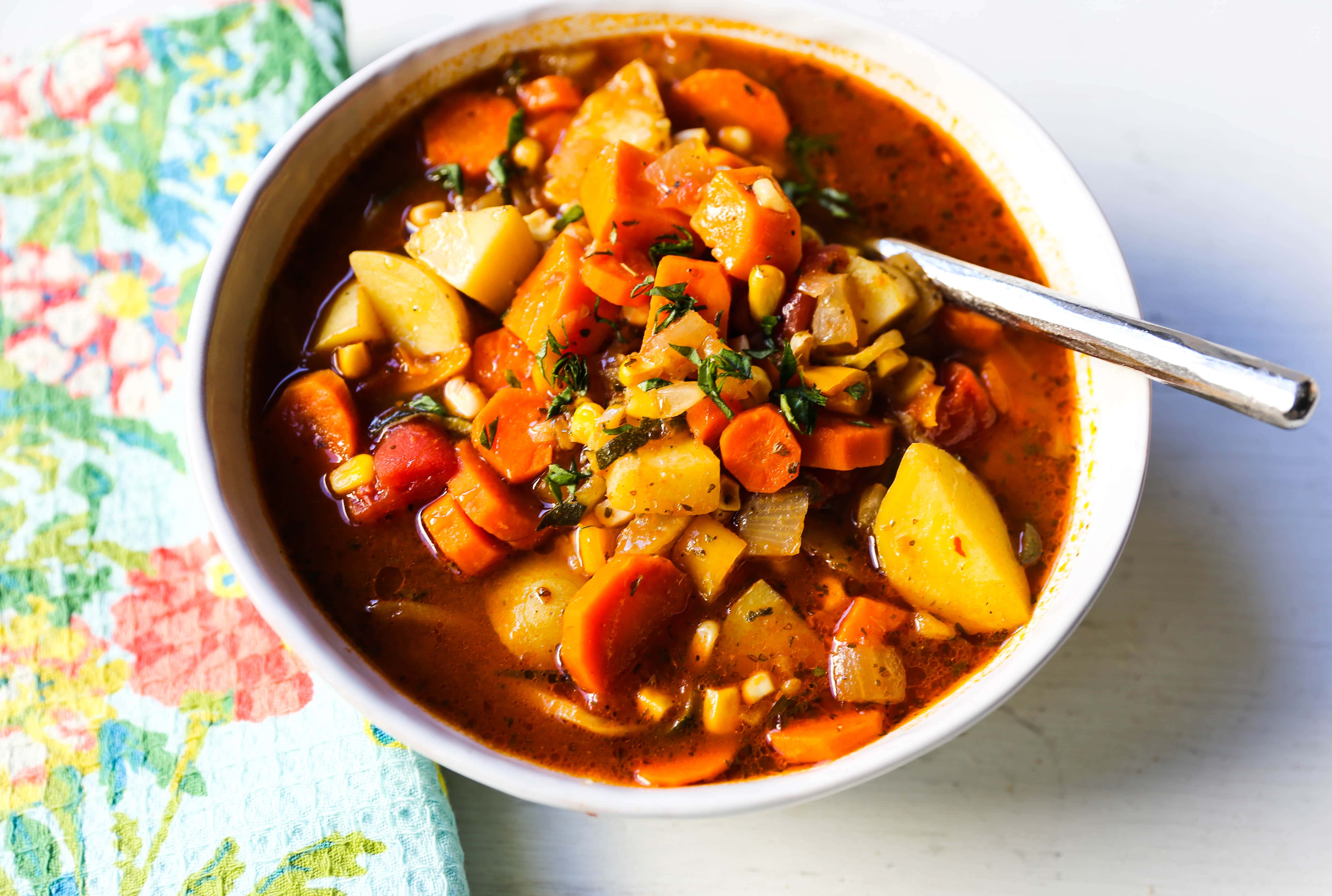 Detox Vegetable Soup. A healthy soup filled with vegetables, herbs, in a warm broth. How to make the best vegetable soup! www.modernhoney.com #vegetablesoup #veggiesoup #soups #soup #healthy