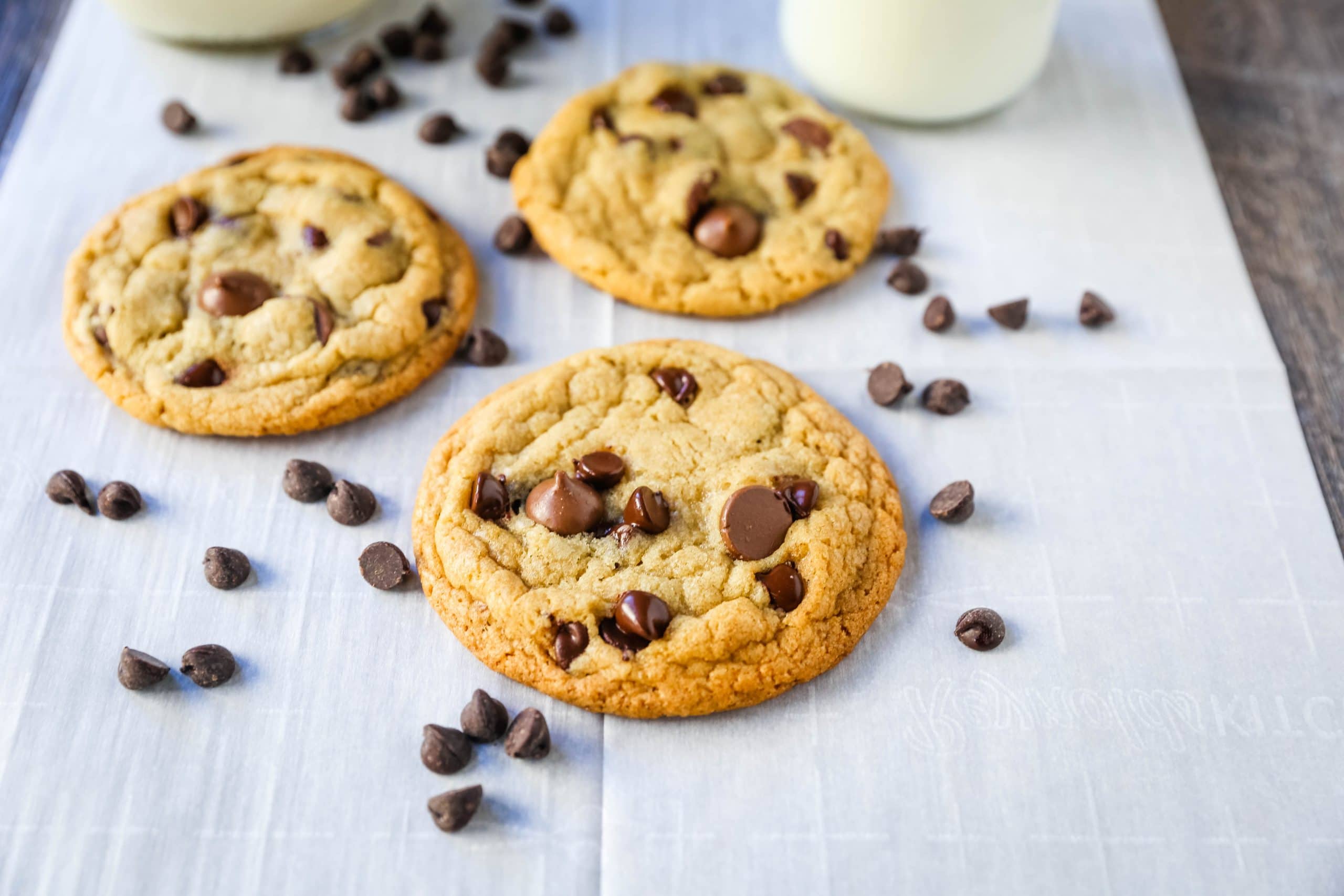 ONE BOWL CHOCOLATE CHIP COOKIE RECIPE An easy one bowl cookie recipe that creates a chewy chocolate chip cookie with crisp buttery edges.  www.modernhoney.com #cookie #cookies #chocolatechipcookie #chocolatechipcookies