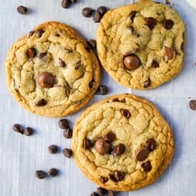ONE BOWL CHOCOLATE CHIP COOKIE RECIPE An easy one bowl cookie recipe that creates a chewy chocolate chip cookie with crisp buttery edges. www.modernhoney.com #cookie #cookies #chocolatechipcookie #chocolatechipcookies
