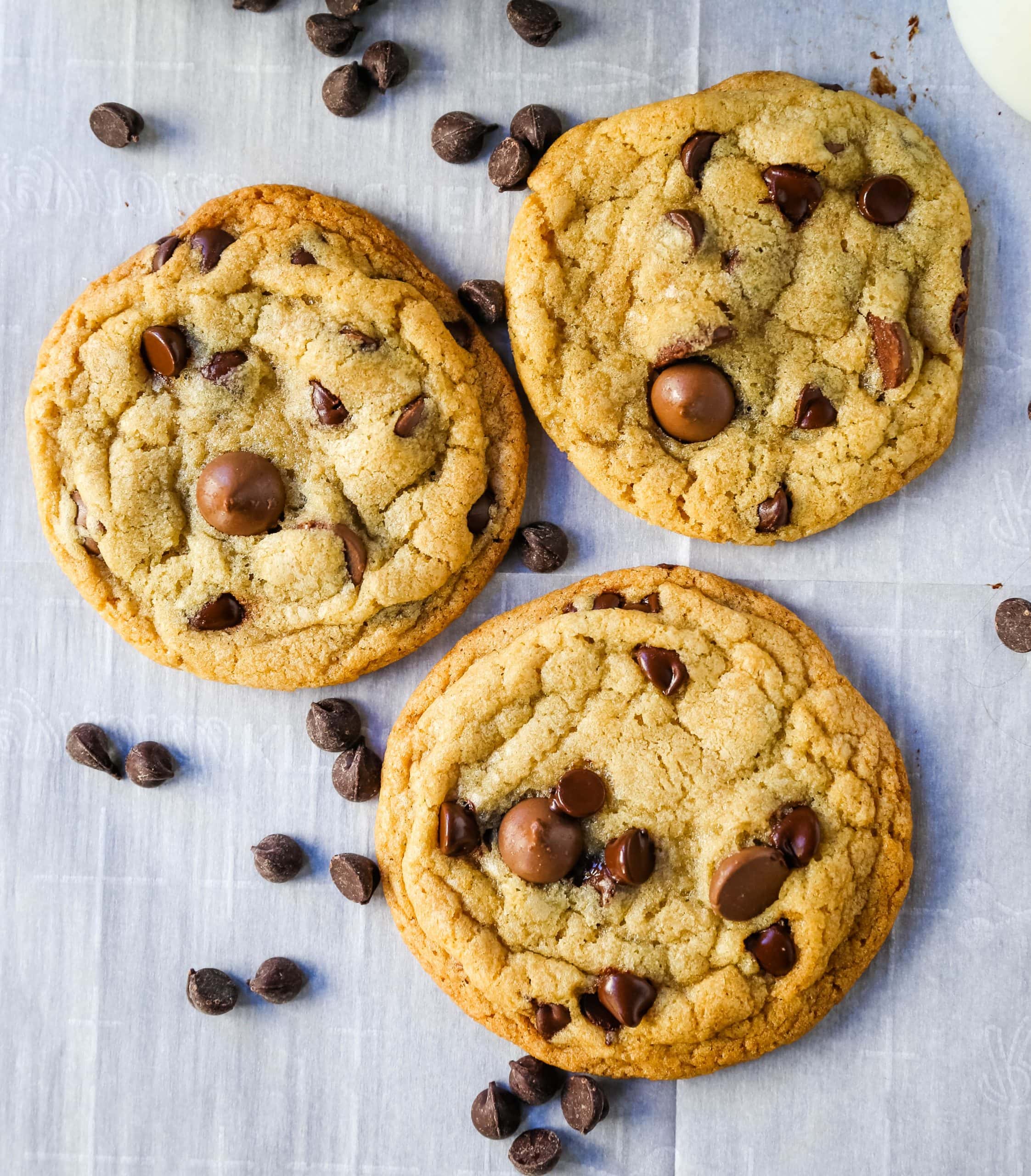 ONE BOWL CHOCOLATE CHIP COOKIE RECIPE An easy one bowl cookie recipe that creates a chewy chocolate chip cookie with crisp buttery edges.  www.modernhoney.com #cookie #cookies #chocolatechipcookie #chocolatechipcookies