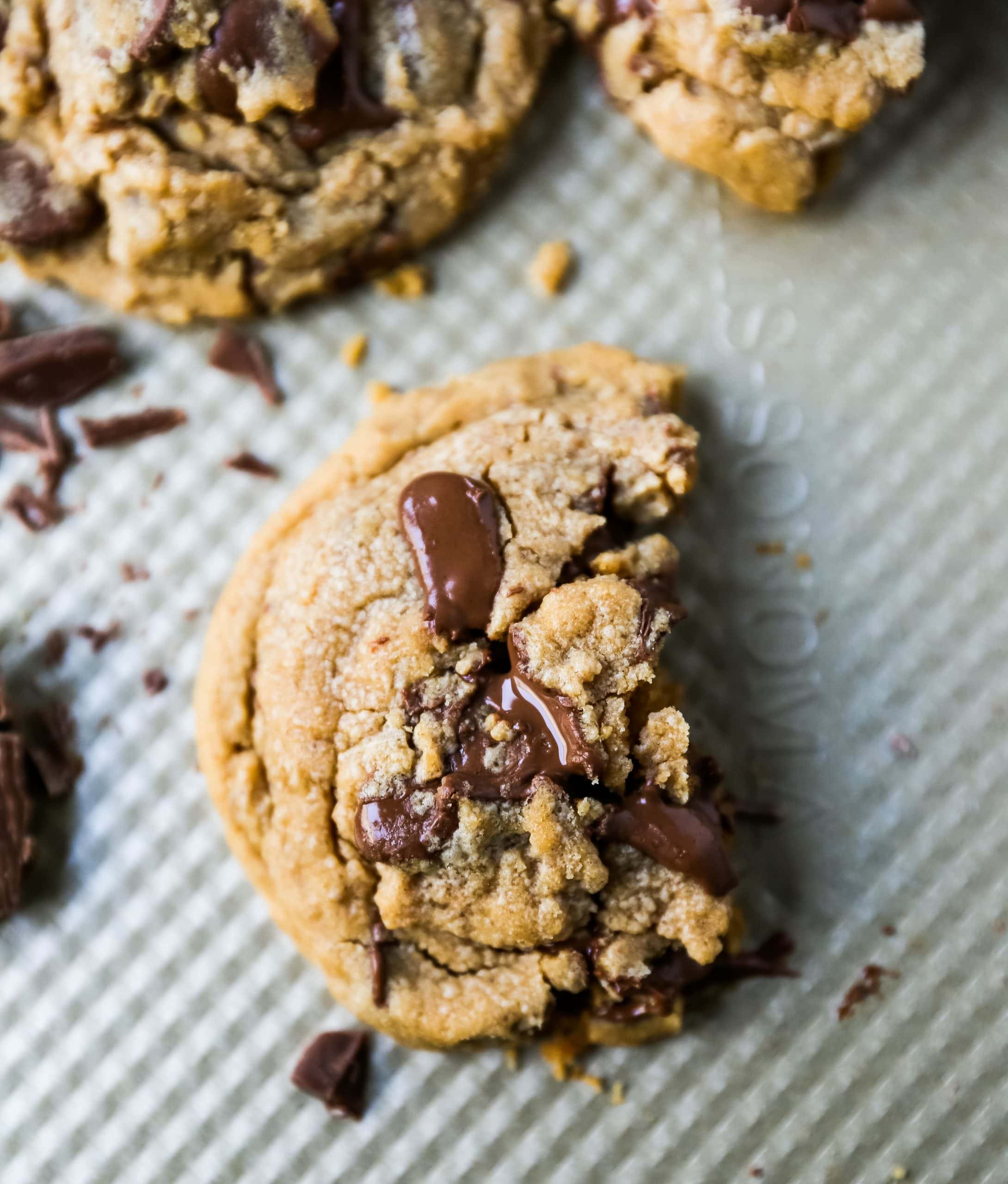 Peanut Butter Chocolate Chip Cookies Soft chewy peanut butter cookies with chocolate chunks. How to make the best peanut butter chocolate chip cookies! www.modernhoney.com #peanutbutter #peanutbuttercookies #peanutbutterchocolatechipcookies #christmascookies