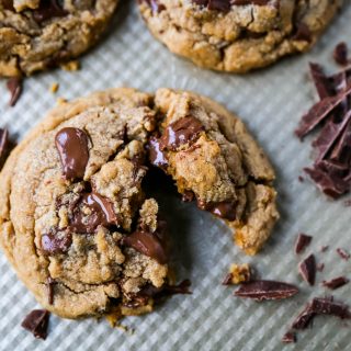 Peanut Butter Chocolate Chip Cookies Soft chewy peanut butter cookies with chocolate chunks. How to make the best peanut butter chocolate chip cookies! www.modernhoney.com #peanutbutter #peanutbuttercookies #peanutbutterchocolatechipcookies #christmascookies