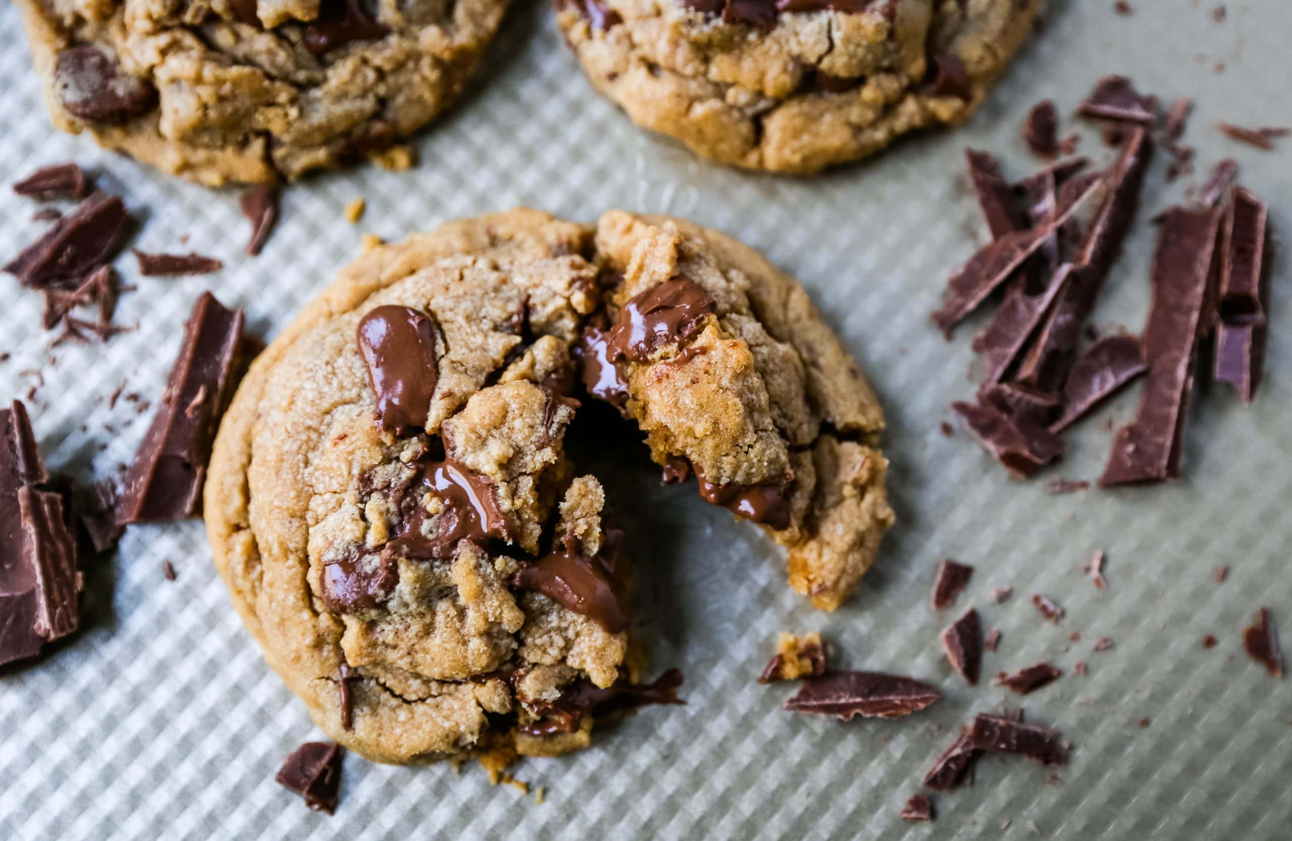 Peanut Butter Chocolate Chip Cookies Soft chewy peanut butter cookies with chocolate chunks. How to make the best peanut butter chocolate chip cookies! www.modernhoney.com #peanutbutter #peanutbuttercookies #peanutbutterchocolatechipcookies #christmascookies