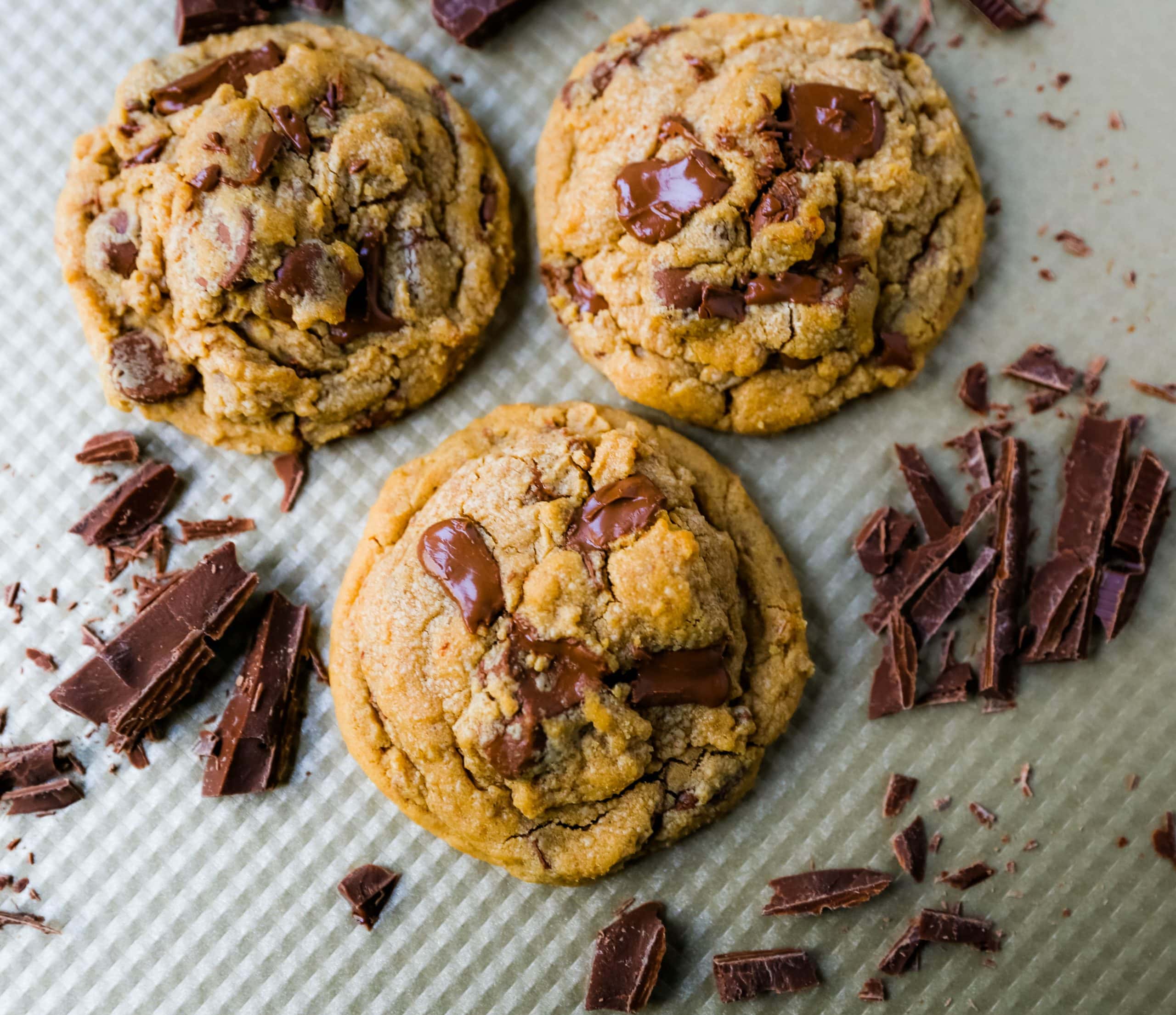 Peanut Butter Chocolate Chip Cookies Soft chewy peanut butter cookies with chocolate chunks. How to make the best peanut butter chocolate chip cookies! www.modernhoney.com #peanutbutter #peanutbuttercookies #peanutbutterchocolatechipcookies #christmascookies