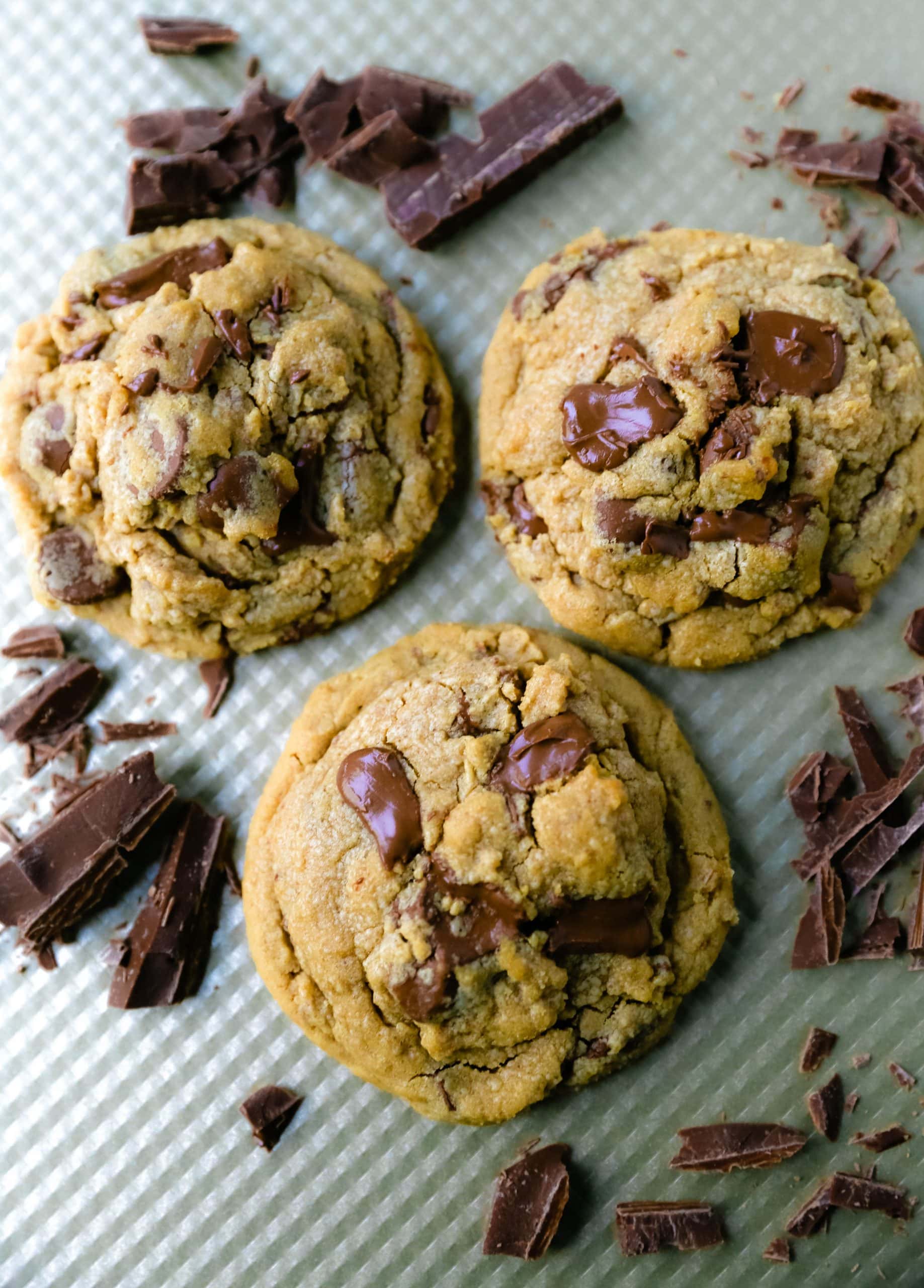 Peanut Butter Chocolate Chip Cookies Soft chewy peanut butter cookies with chocolate chunks. How to make the best peanut butter chocolate chip cookies! www.modernhoney.com #peanutbutter #peanutbuttercookies #peanutbutterchocolatechipcookies #christmascookies