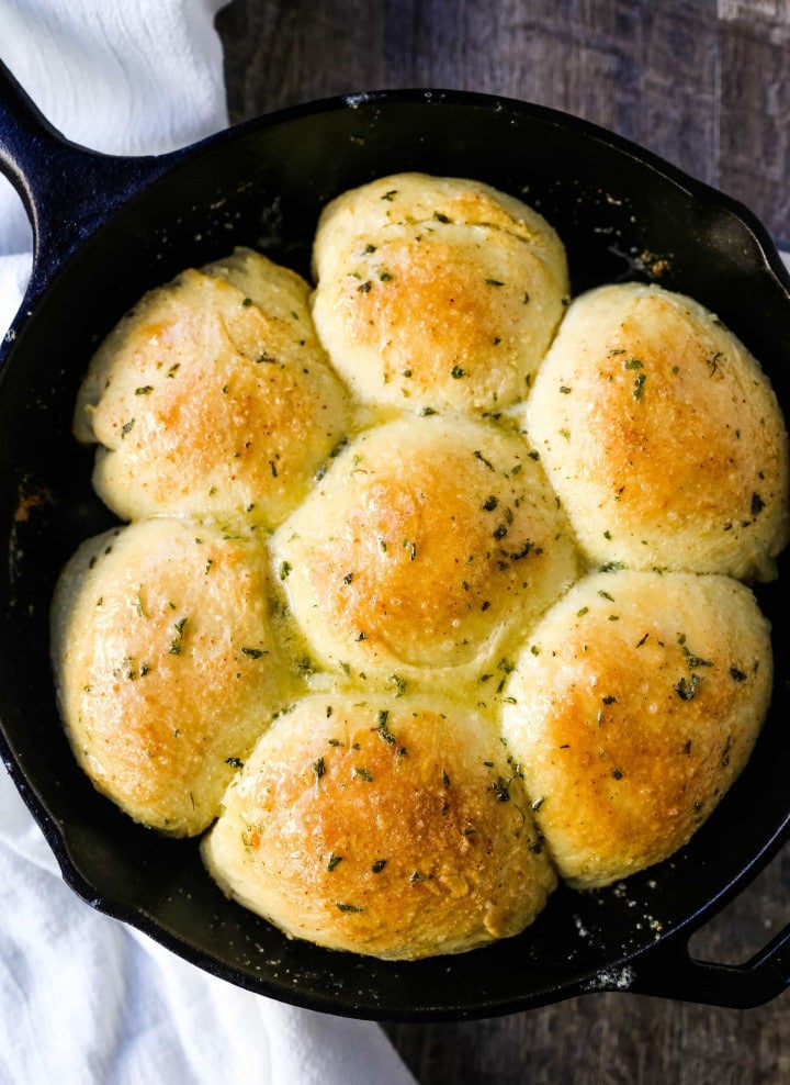 Homemade Garlic Butter Rolls. Made from scratch, fluffy homemade pull-apart rolls slathered in garlic herb butter. The perfect buttery homemade pull-apart rolls recipe! www.modernhoney.com #garlicbutterrolls #homemaderolls #rolls #dinnerrolls #pullapartrolls