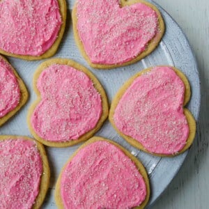 Jacque's Buttery Sugar Cookies. Homemade buttery sugar cookies with sweet buttercream frosting. The perfect frosted sugar cookie recipe! www.modernhoney.com #sugarcookies #buttercookies #buttersugarcookies #heartcookies #valentinesday #valentinesdaycookies