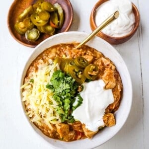 Cheesy Mexican Chicken and Rice Skillet Mexican chicken with green chilies, tomatoes, Mexican spices, rice, and cheese. An easy 30-minute dinner recipe! www.modernhoney.com #skilletdinner #30minutemeal #30minutedinner #mexicanfood #mexican