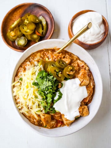 Cheesy Mexican Chicken and Rice Skillet Mexican chicken with green chilies, tomatoes, Mexican spices, rice, and cheese. An easy 30-minute dinner recipe! www.modernhoney.com #skilletdinner #30minutemeal #30minutedinner #mexicanfood #mexican