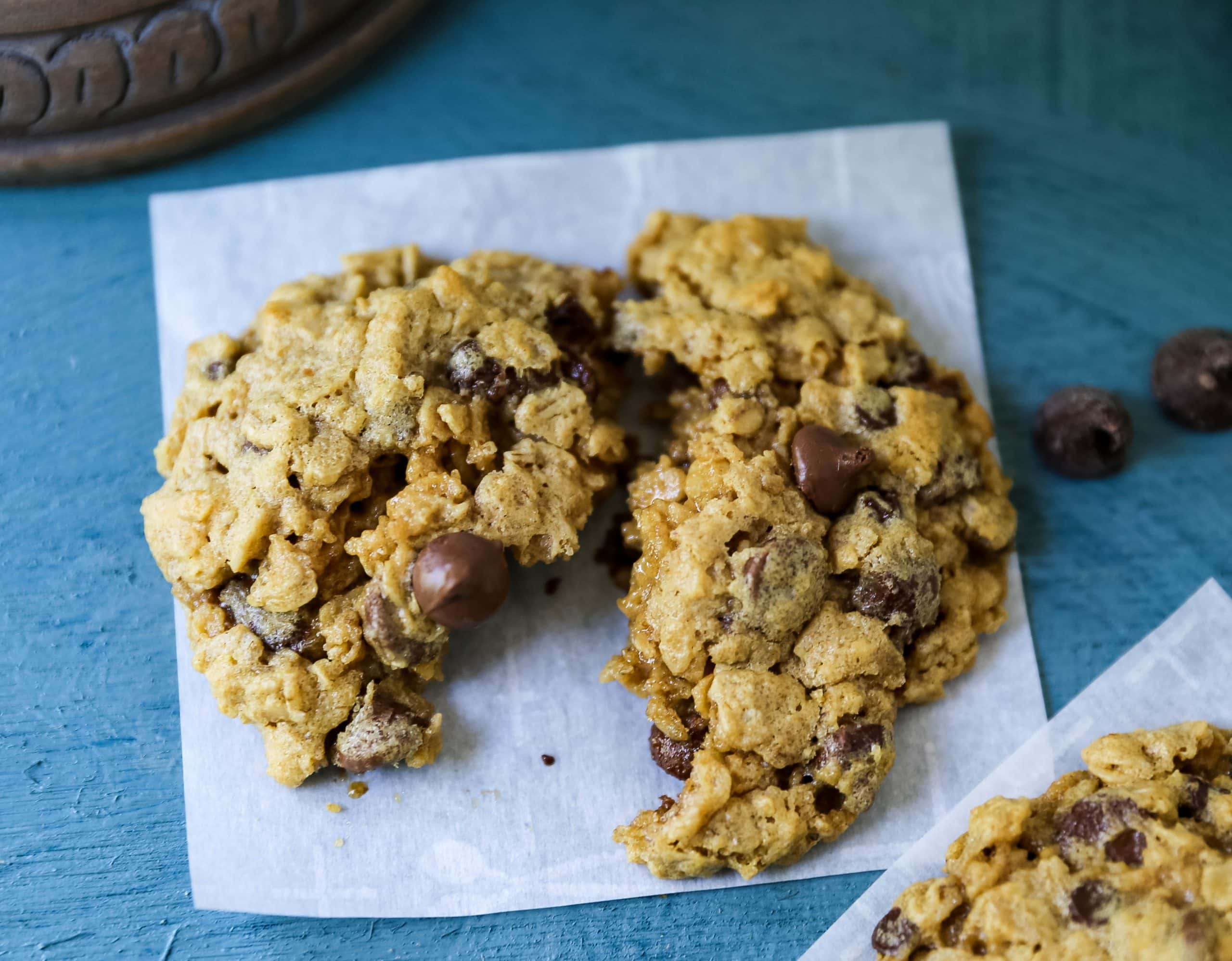 Gluten-Free Chocolate Chip Peanut Butter Oatmeal Cookies. Soft chewy chocolate chip peanut butter oatmeal cookies. The best gluten-free chocolate chip oatmeal cookies! www.modernhoney.com #cookie #glutenfree #glutenfreecookie #oatmealcookie #glutenfreecookies