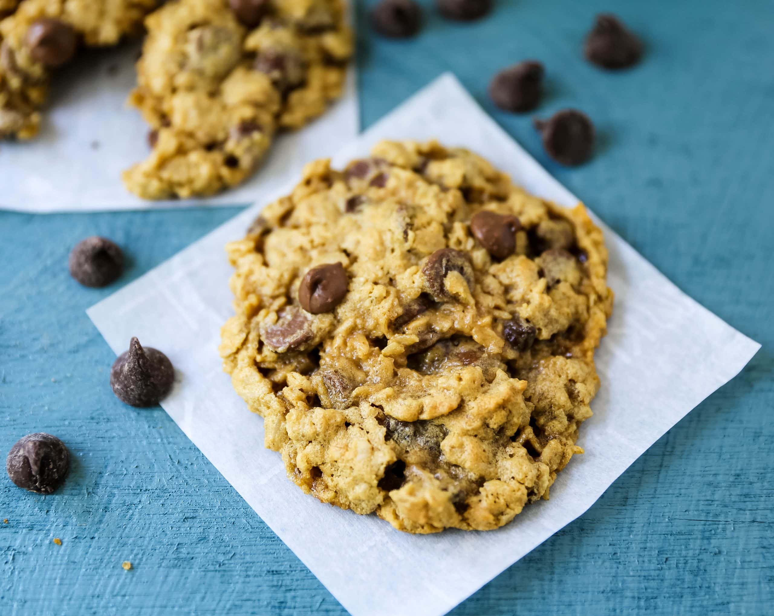 Gluten-Free Chocolate Chip Peanut Butter Oatmeal Cookies. Soft chewy chocolate chip peanut butter oatmeal cookies. The best gluten-free chocolate chip oatmeal cookies! www.modernhoney.com #cookie #glutenfree #glutenfreecookie #oatmealcookie #glutenfreecookies