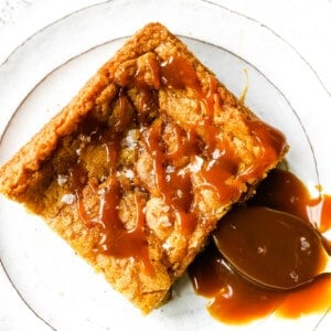 Salted Caramel Blondies. Soft chewy vanilla blondies swirled with salted caramel and baked until golden. The Best Sea Salt Caramel Blondies! www.modernhoney.com #blondies #caramel #caramelblondies #dessertbars