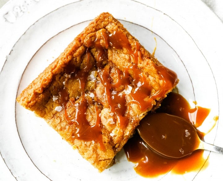 Salted Caramel Blondies. Soft chewy vanilla blondies swirled with salted caramel and baked until golden. The Best Sea Salt Caramel Blondies! www.modernhoney.com #blondies #caramel #caramelblondies #dessertbars