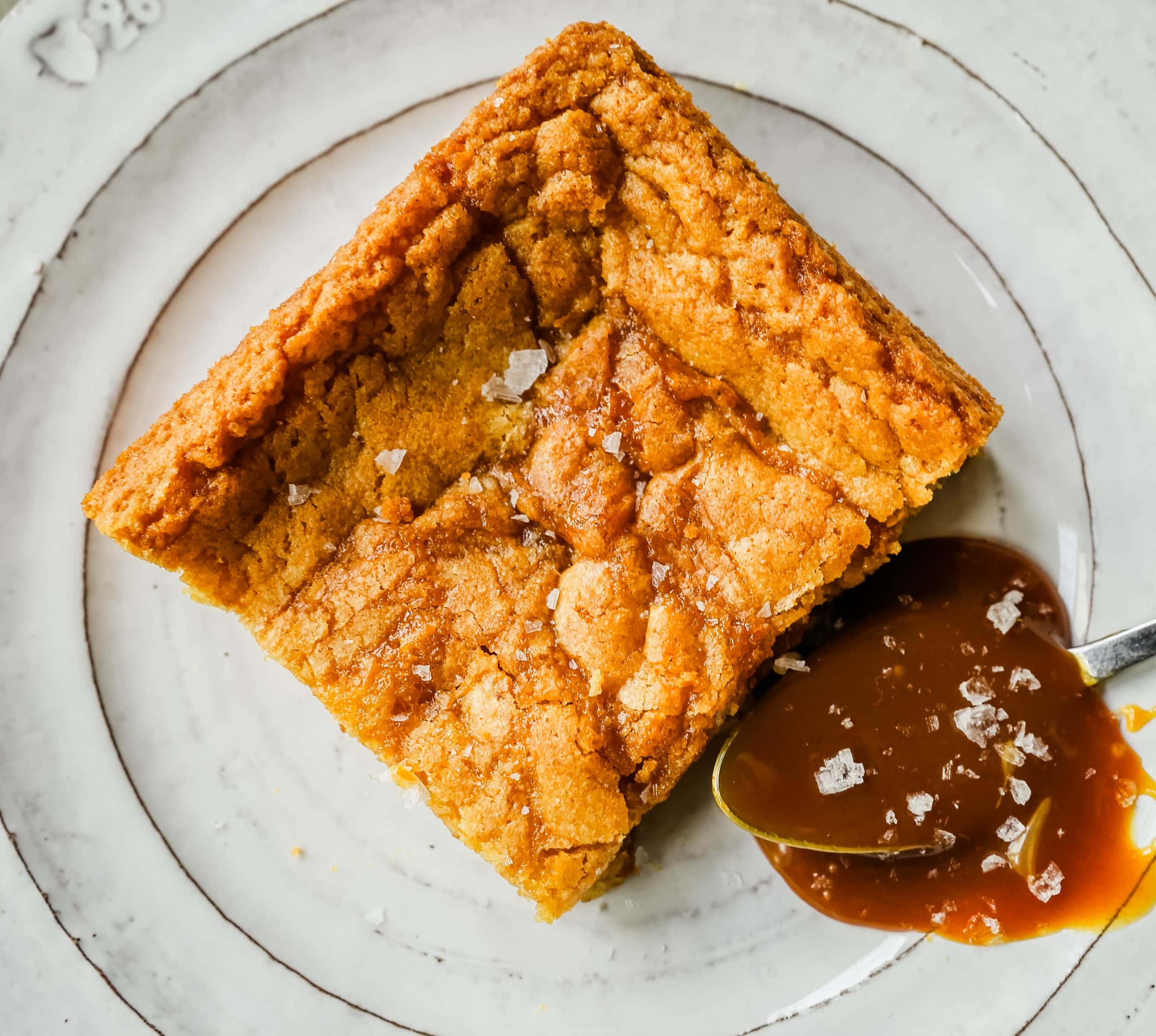 Salted Caramel Blondies. Soft chewy vanilla blondies swirled with salted caramel and baked until golden. The Best Sea Salt Caramel Blondies! www.modernhoney.com #blondies #caramel #caramelblondies #dessertbars