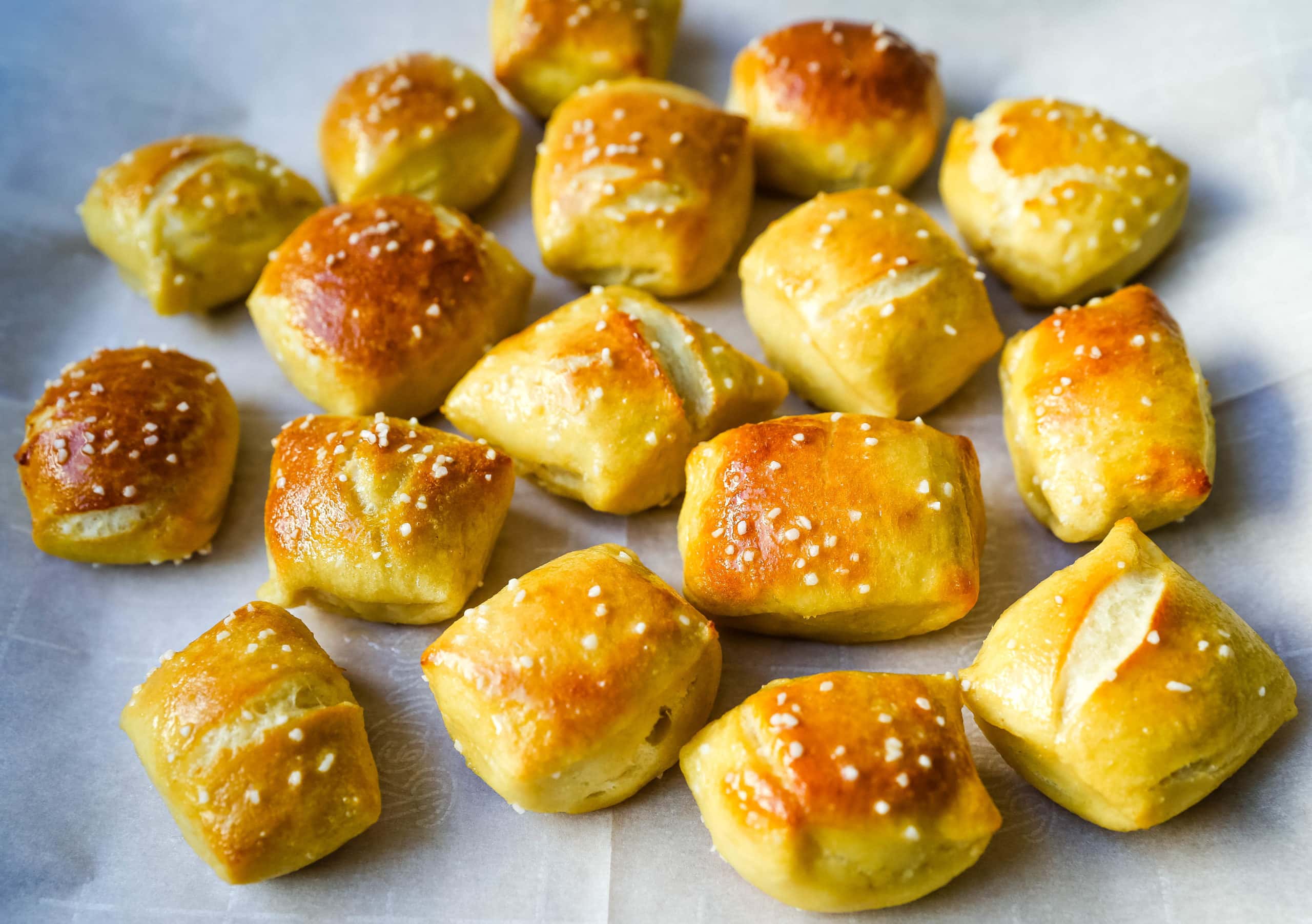 Homemade Soft Pretzel Bites Soft buttery homemade pretzel bites just like you find in the pretzel stores in the mall but even better! It is so easy to make pretzel bites at home. www.modernhoney.com #pretzels #pretzel #homemadepretzels #pretzelbites