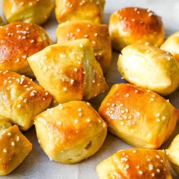 Homemade Soft Pretzel Bites Soft buttery homemade pretzel bites just like you find in the pretzel stores in the mall but even better! It is so easy to make pretzel bites at home. www.modernhoney.com #pretzels #pretzel #homemadepretzels #pretzelbites