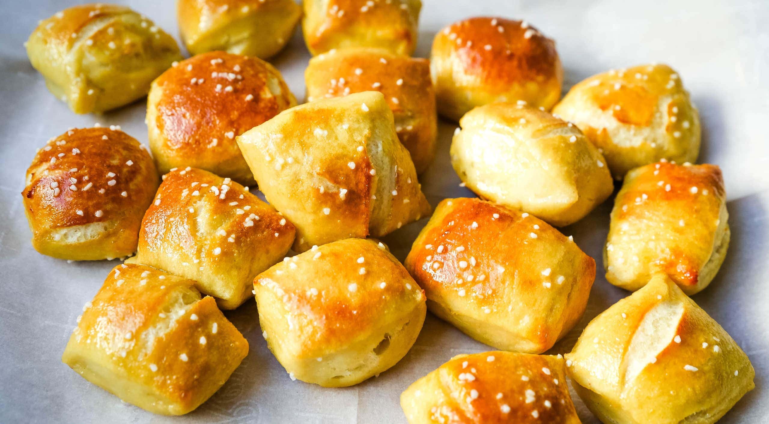 Homemade Soft Pretzel Bites Soft buttery homemade pretzel bites just like you find in the pretzel stores in the mall but even better! It is so easy to make pretzel bites at home. www.modernhoney.com #pretzels #pretzel #homemadepretzels #pretzelbites