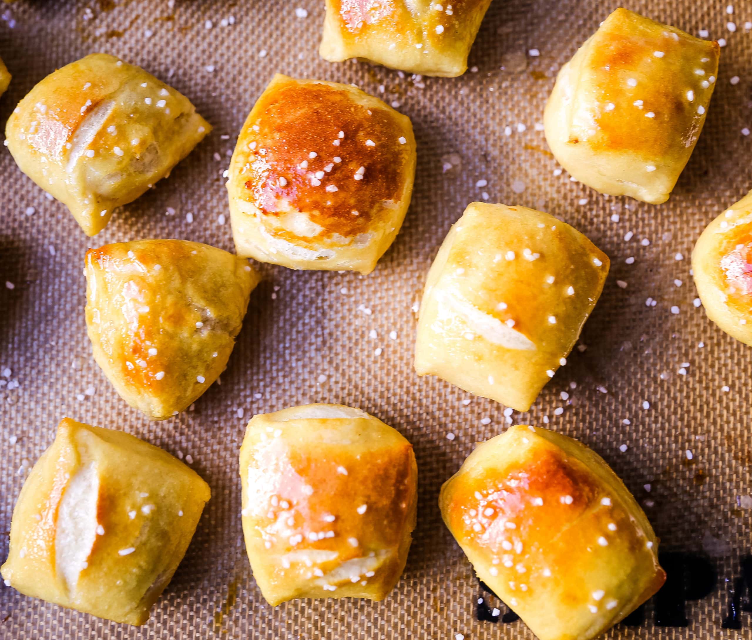 Homemade Soft Pretzel Bites Soft buttery homemade pretzel bites just like you find in the pretzel stores in the mall but even better! It is so easy to make pretzel bites at home. www.modernhoney.com #pretzels #pretzel #homemadepretzels #pretzelbites