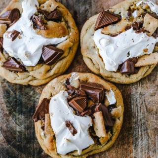 Chocolate Chip S'mores Cookies Warm milk chocolate chip cookies with creamy marshmallow fluff and graham cracker. The most perfect s'mores and chocolate chip cookie in one! www.modernhoney.com #cookies #smores #smorescookies #chocolatechipcookies