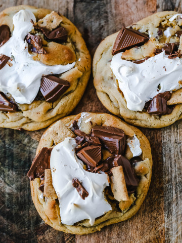 Chocolate Chip S'mores Cookies Warm milk chocolate chip cookies with creamy marshmallow fluff and graham cracker. The most perfect s'mores and chocolate chip cookie in one! www.modernhoney.com #cookies #smores #smorescookies #chocolatechipcookies